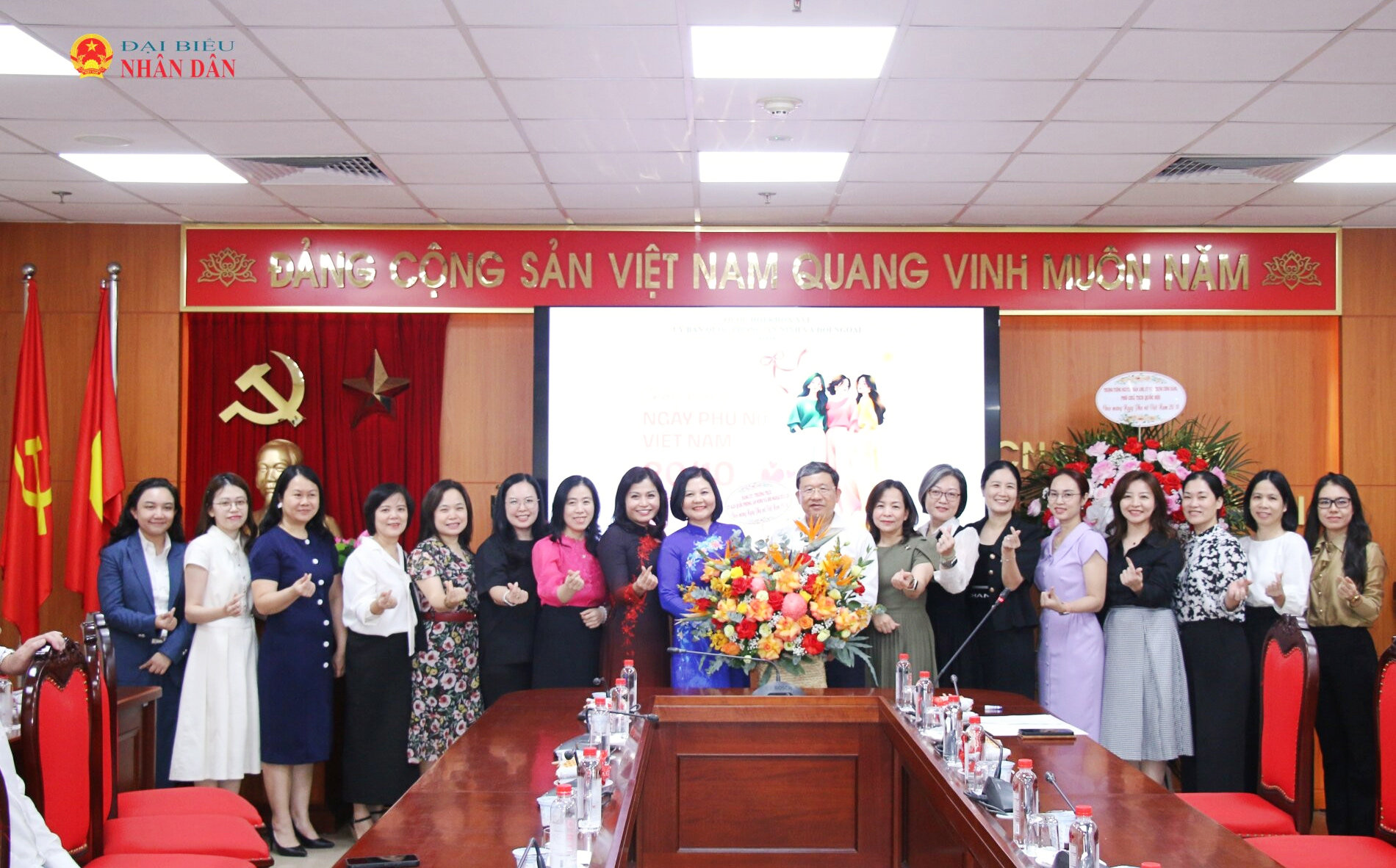 Phó Chủ nhiệm Thường trực Ủy ban Vũ Hải Hà tặng hoa chúc mừng các nữ cán bộ đang công tác tại Uỷ ban
