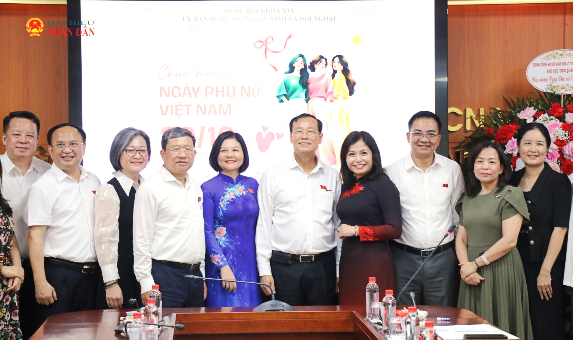 Các đại biểu chụp ảnh lưu niệm