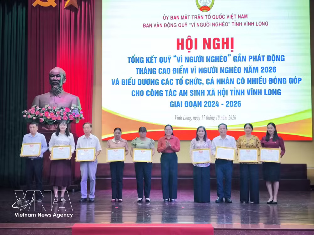 Certificates of merit are presented to outstanding organisations and individuals for their contributions to social welfare programmes in Vinh Long. (Photo: VNA) vnanet_vna-potal-vinh-long-huy-dong-suc-manh-dai-doan-ket-bao-dam-an-sinh-xa-hoi-9094482.jpg