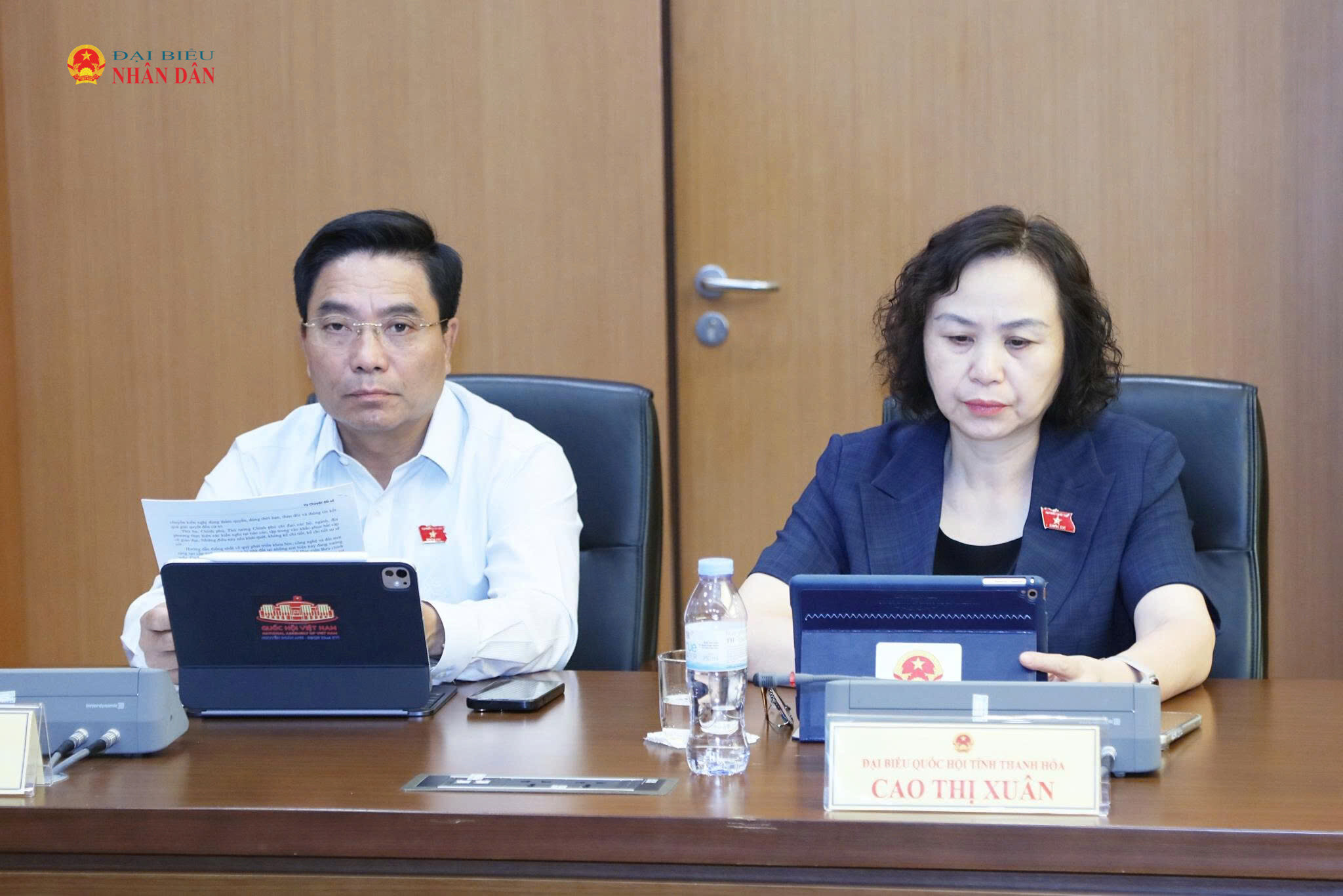 Phó Chủ tịch Quốc hội, Thượng tướng Nguyễn Doãn Anh cùng các ĐBQH tham dự thảo luận tại tổ