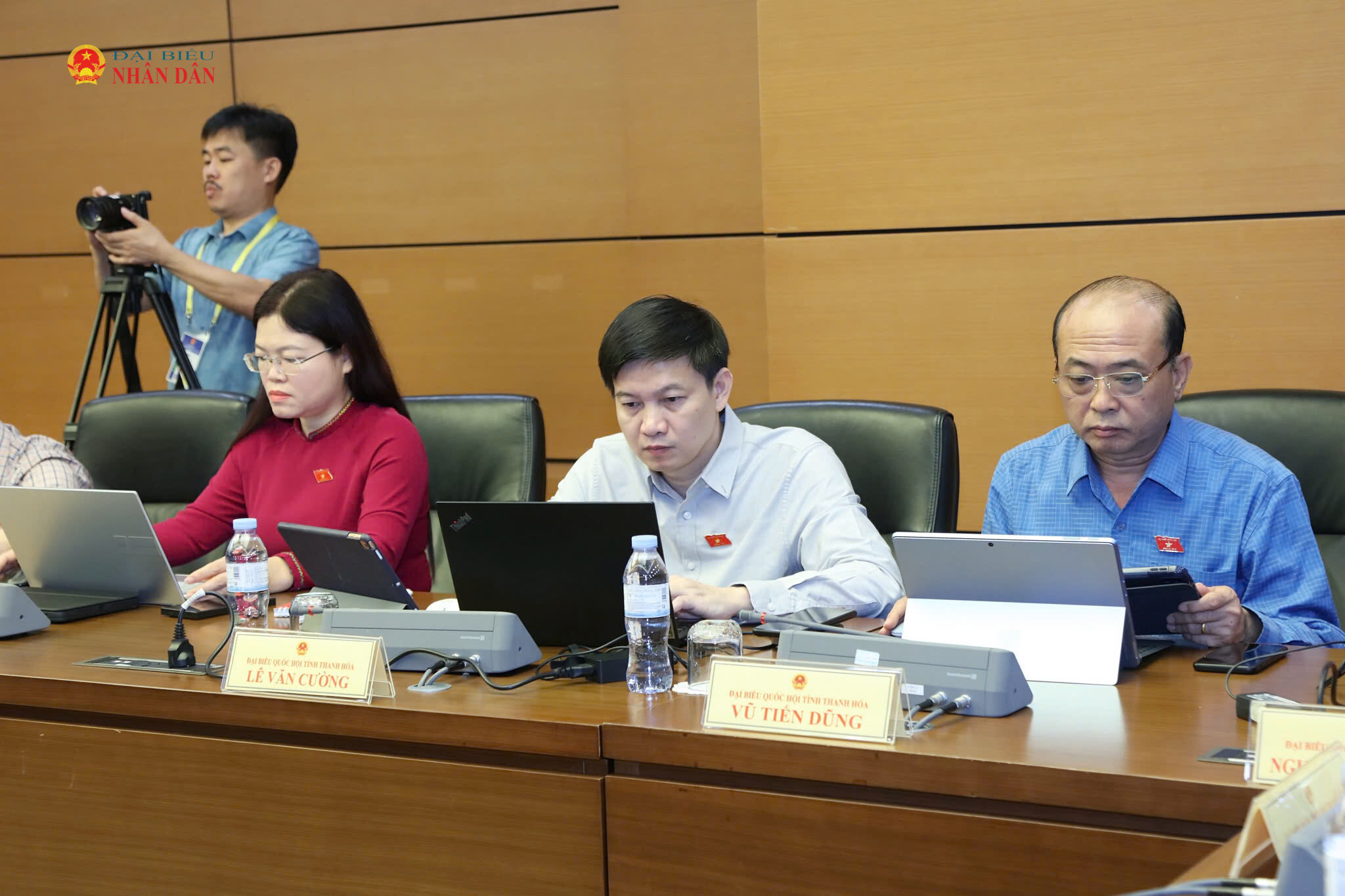 Các ĐBQH tham dự thảo luận tổ