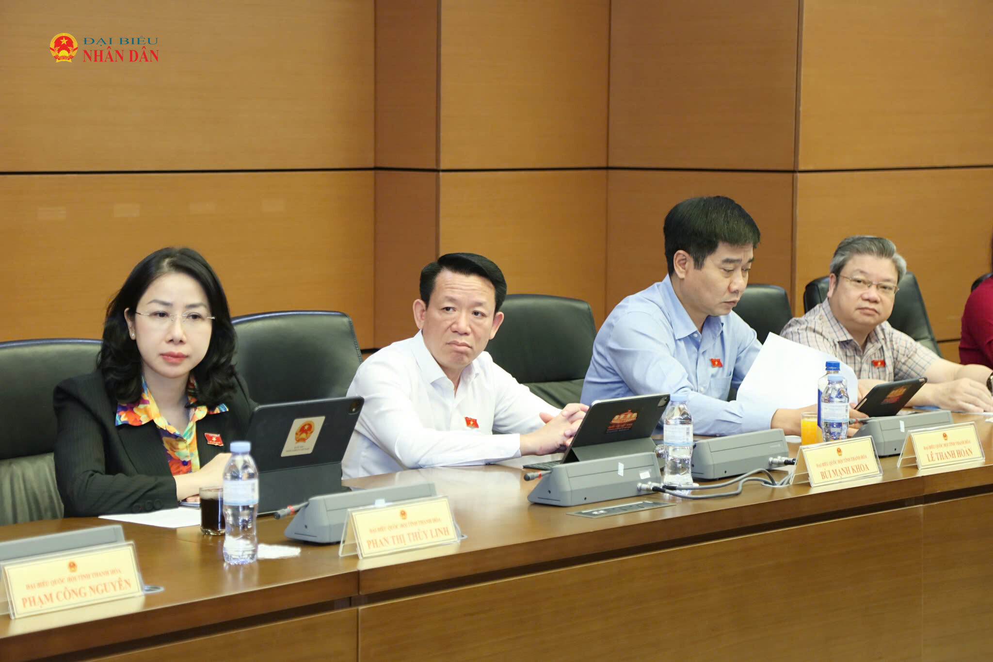 Các ĐBQH tỉnh Thanh Hóa tham dự thảo luận tổ