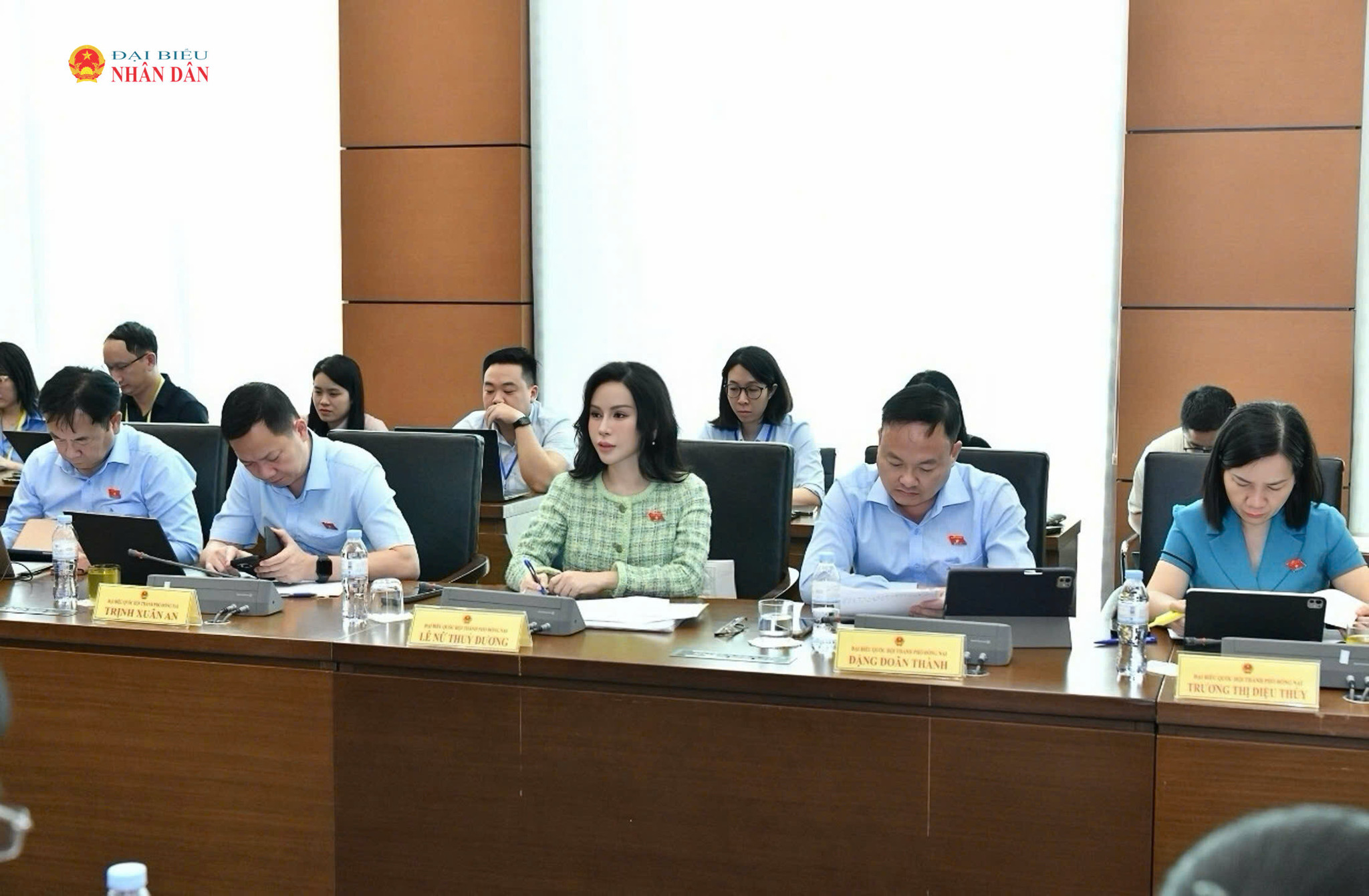 Các đại biểu tham dự thảo luận tại Tổ 4