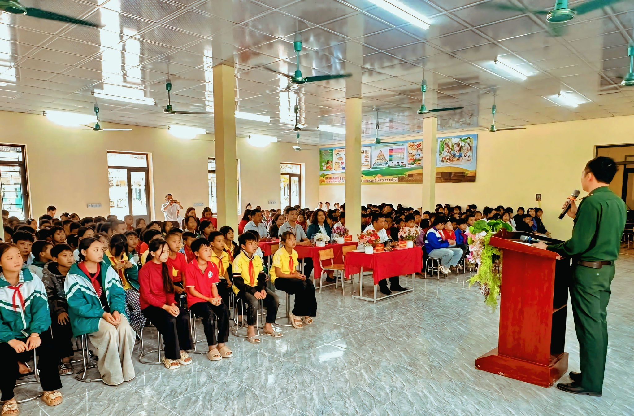 Cán bộ Đồn Biên phòng Nậm Nhừ tuyên truyền, phổ biến kiến thức pháp luật về chủ quyền lãnh thổ, an ninh biên giới quốc gia cho học sinh xã Tìa Dình.