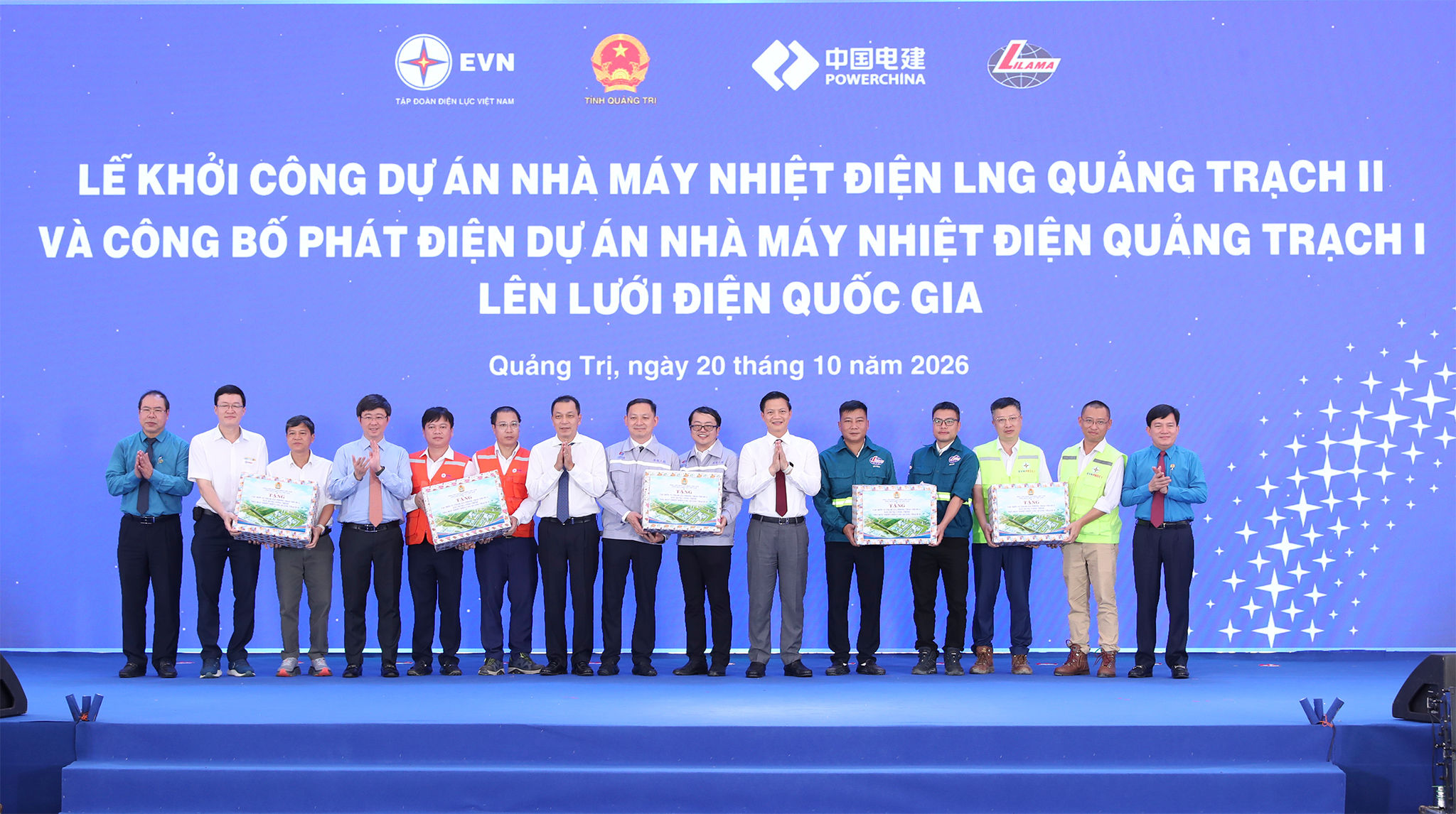 Lãnh đạo tỉnh Quảng Trị, lãnh đạo Tổng Liên đoàn lao động Việt Nam, EVN và Công đoàn Điện lực Việt Nam tặng quà người lao động tham gia quản lý, thi công xây dựng Nhà máy Nhiệt điện LNG Quảng Trạch II