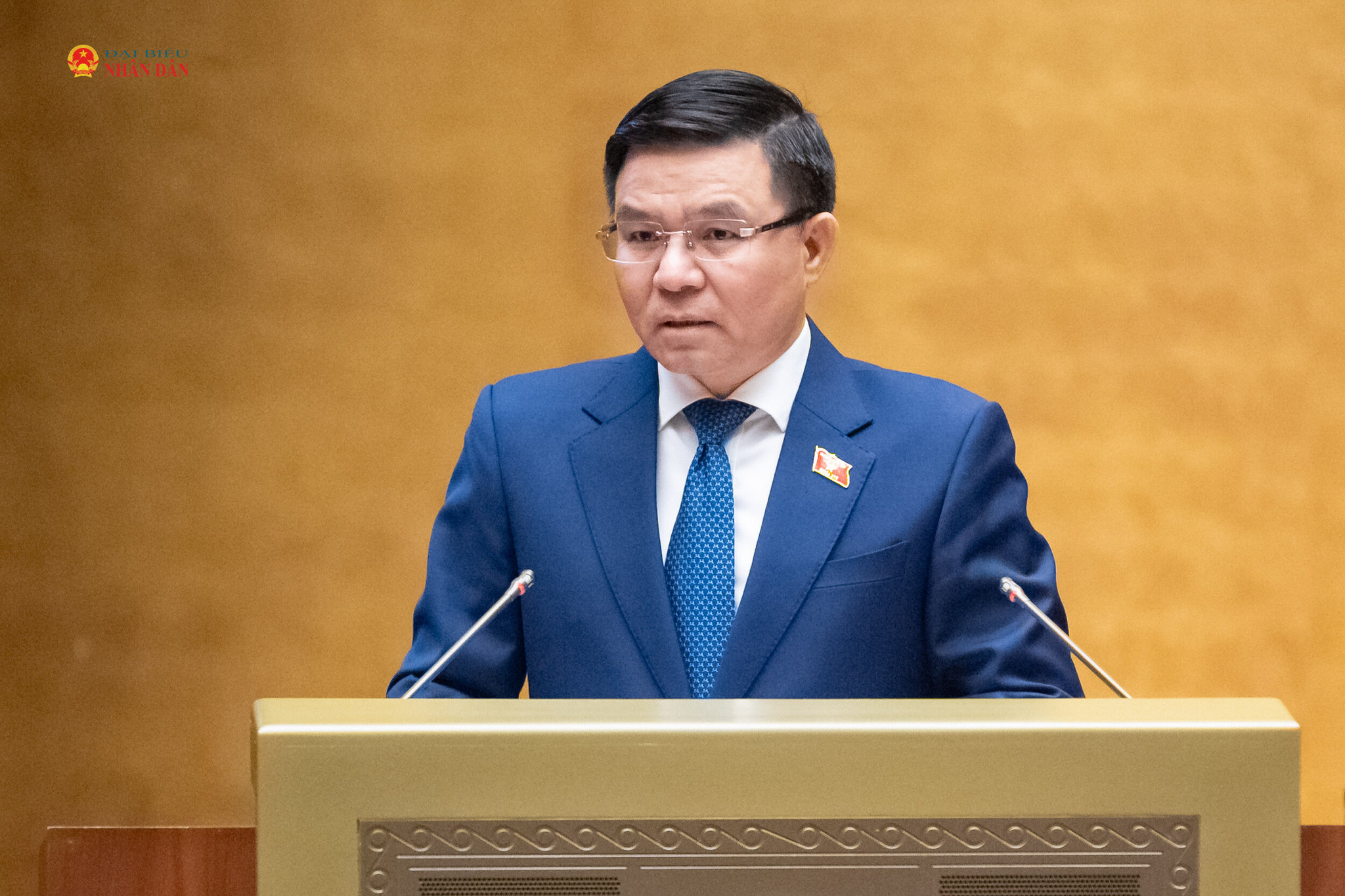 Bộ trưởng Bộ Công Thương Lê Mạnh Hùng trình bày tờ trình về 02 dự án: Luật sửa đổi, bổ sung một số điều của Luật Thương mại, Luật Cạnh tranh, Luật Quản lý ngoại thương, Luật Bảo vệ quyền lợi người tiêu dùng; Luật sửa đổi, bổ sung một số điều của Luật Điện lực