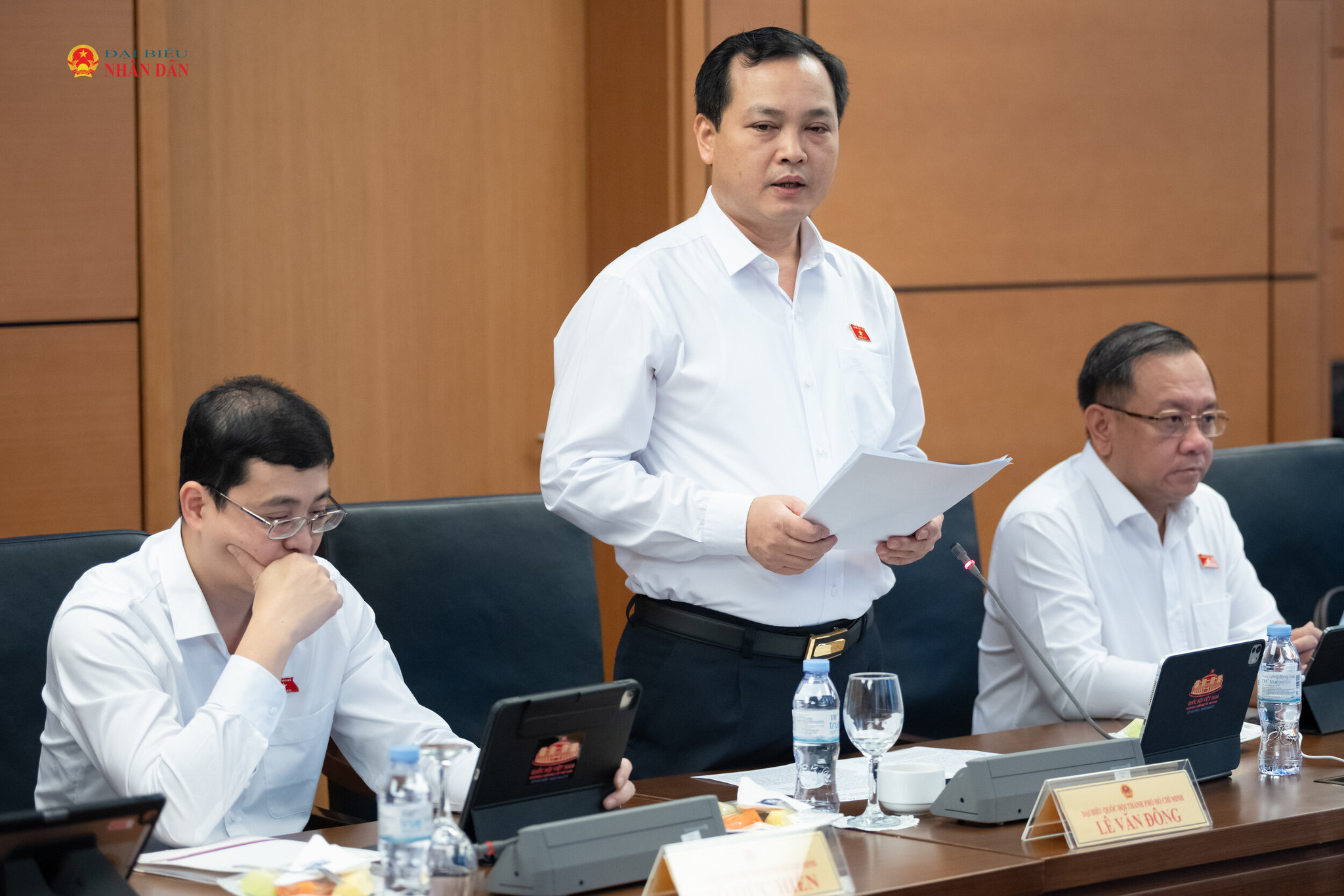 ĐBQH Lê Văn Đông (TP. Hồ Chí Minh) phát biểu thảo luận tại tổ. Ảnh: Phạm Thắng