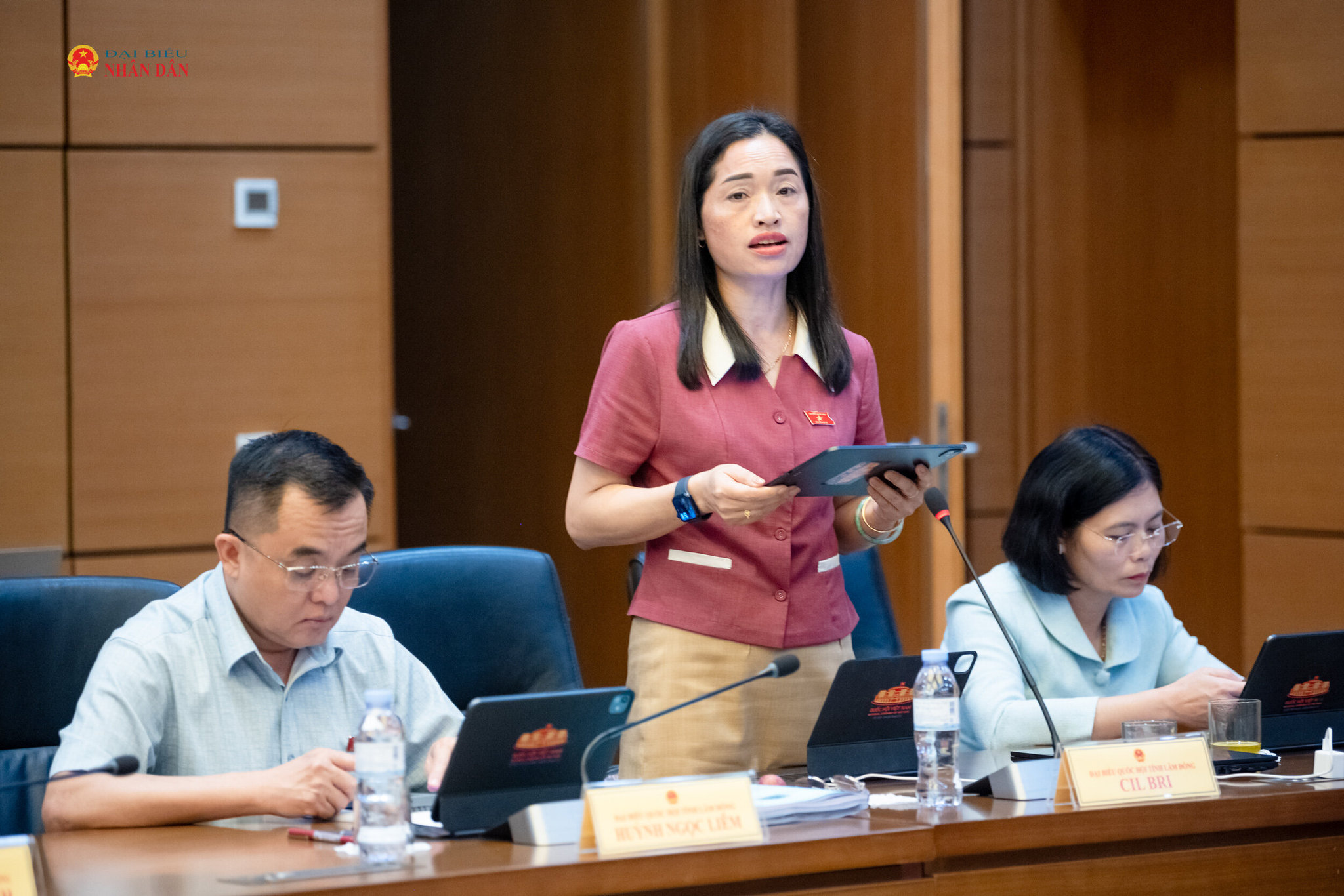 ĐBQH Cil Bri (Tỉnh Lâm Đồng) phát biểu thảo luận tại tổ. Ảnh: Phạm Thắng