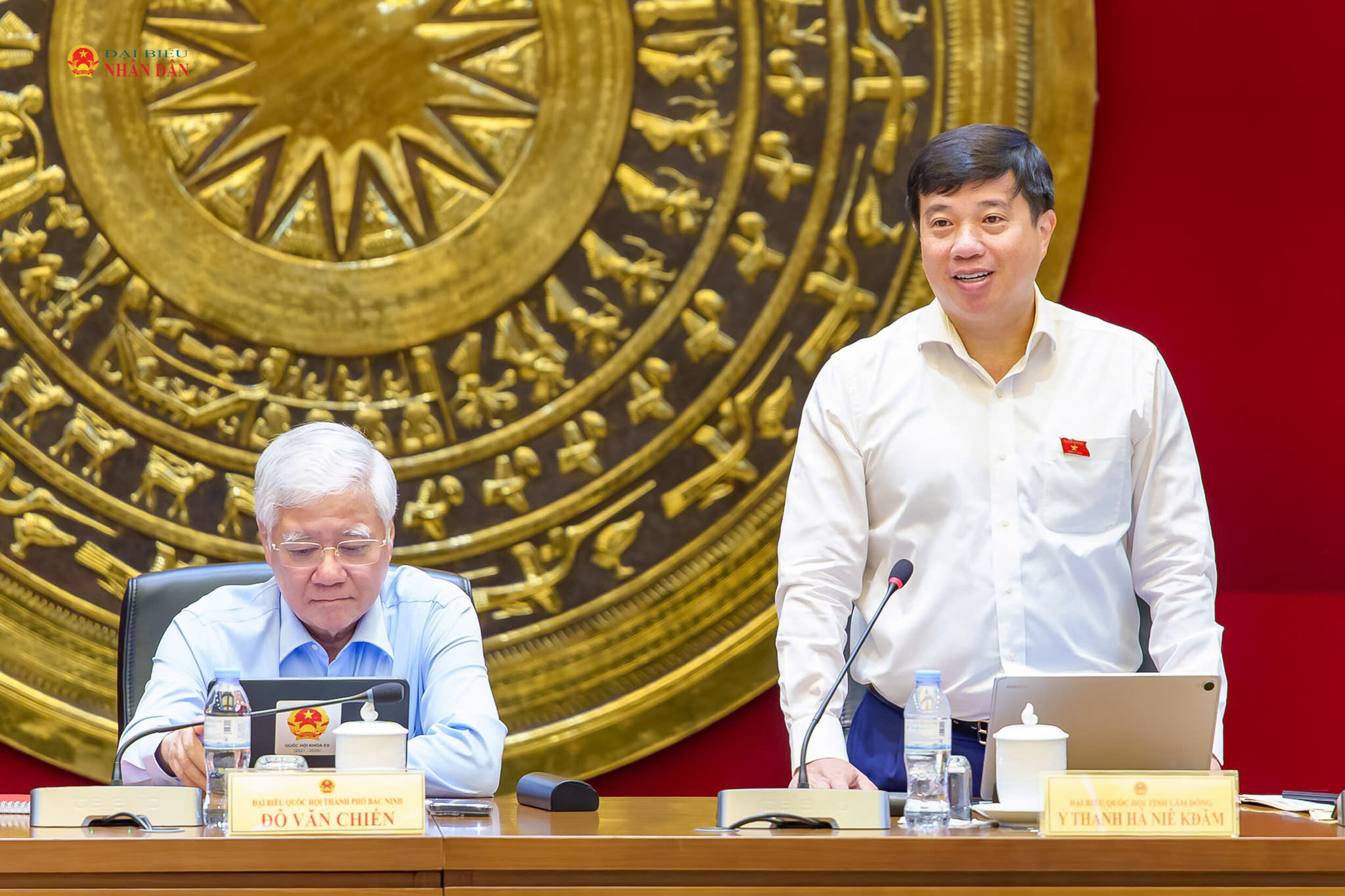 ĐBQH Y Thanh Hà Niê Kđăm (Lâm Đồng) phát biểu thảo luận tại tổ. Ảnh: Tiến Cường