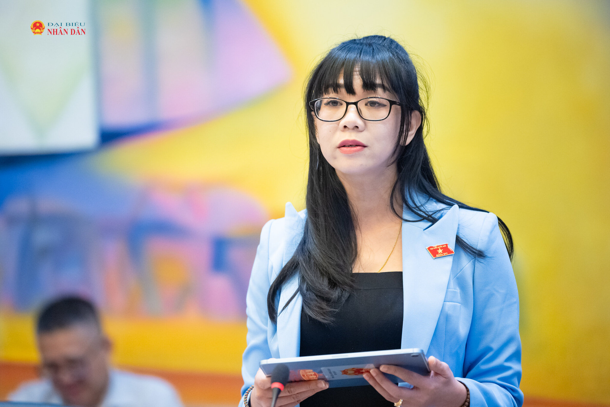 ĐBQH Trịnh Thị Tú Anh (Tỉnh Lâm Đồng) phát biểu thảo luận tại tổ. Ảnh: Phạm Thắng