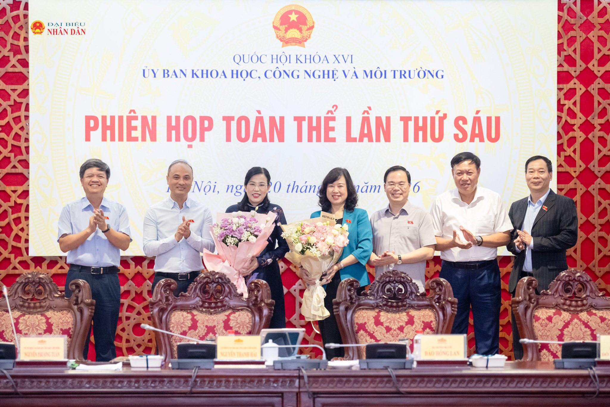 Các đại biểu chúc mừng Chủ nhiệm Ủy ban Khoa học, Công nghệ và Môi trường Nguyễn Thanh Hải và Bộ trưởng Bộ Y tế Đào Hồng Lan nhân Ngày Phụ nữ Việt Nam