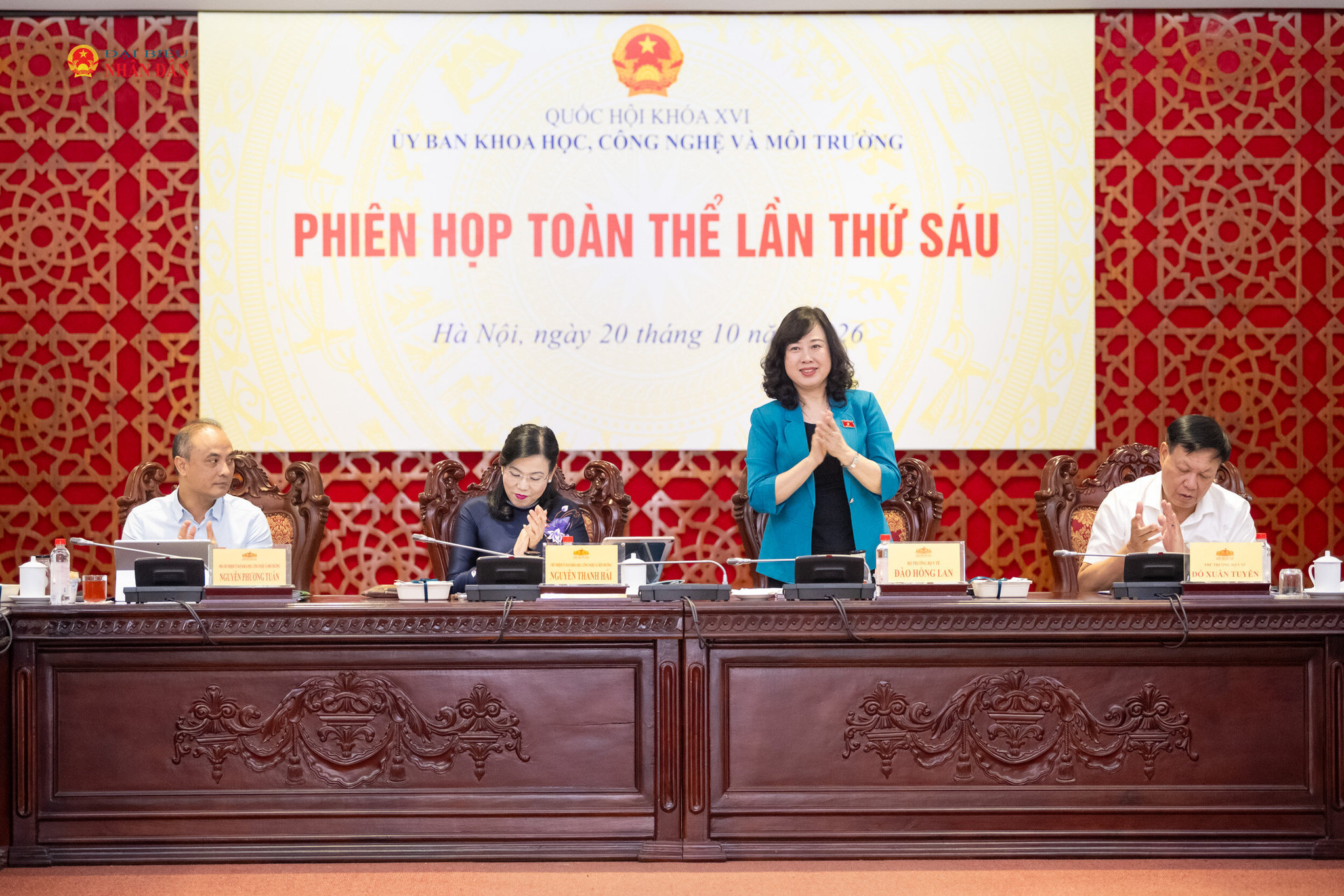 Bộ trưởng Bộ Y tế Đào Hồng Lan tham dự phiên họp. Ảnh: Phạm Thắng