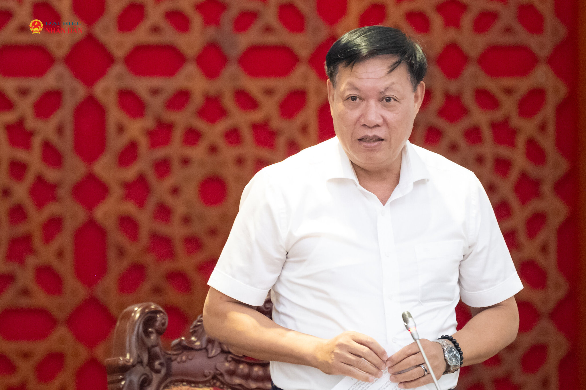 Thứ trưởng Bộ Y tế Đỗ Xuân Tuyên trình bày Tờ trình về dự án Luật An toàn thực phẩm (sửa đổi). Ảnh: Phạm Thắng
