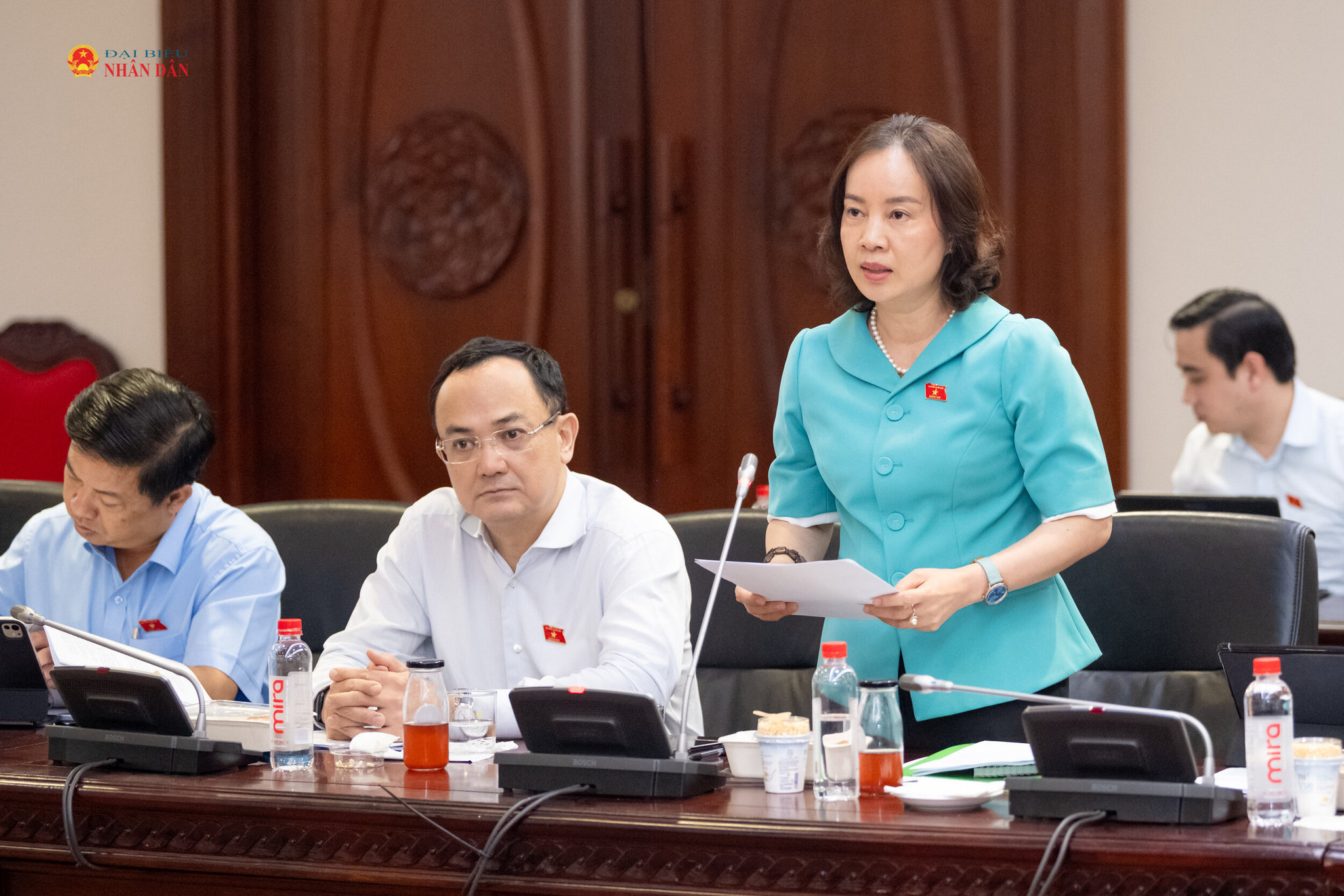 ĐBQH hoạt động chuyên trách tại Ủy ban Khoa học, Công nghệ và Môi trường Nguyễn Thị Kim Anh trình bày một số nội dung thẩm tra dự án Luật an toàn thực phẩm (sửa đổi)