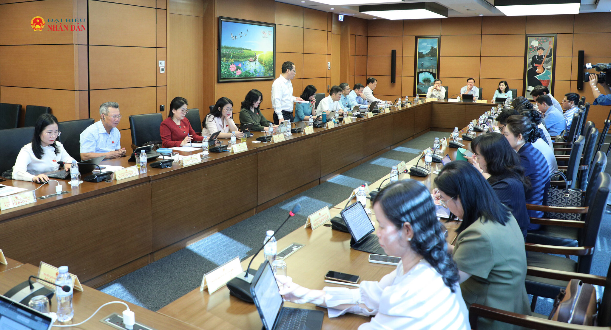 Các ĐBQH tỉnh Nghệ An và Đồng Tháp tham gia thảo luận tại tổ