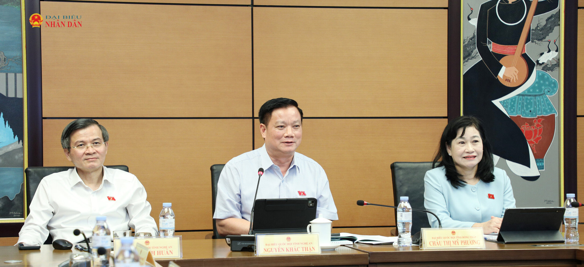 Chủ tọa điều hành phiên thảo luận tổ