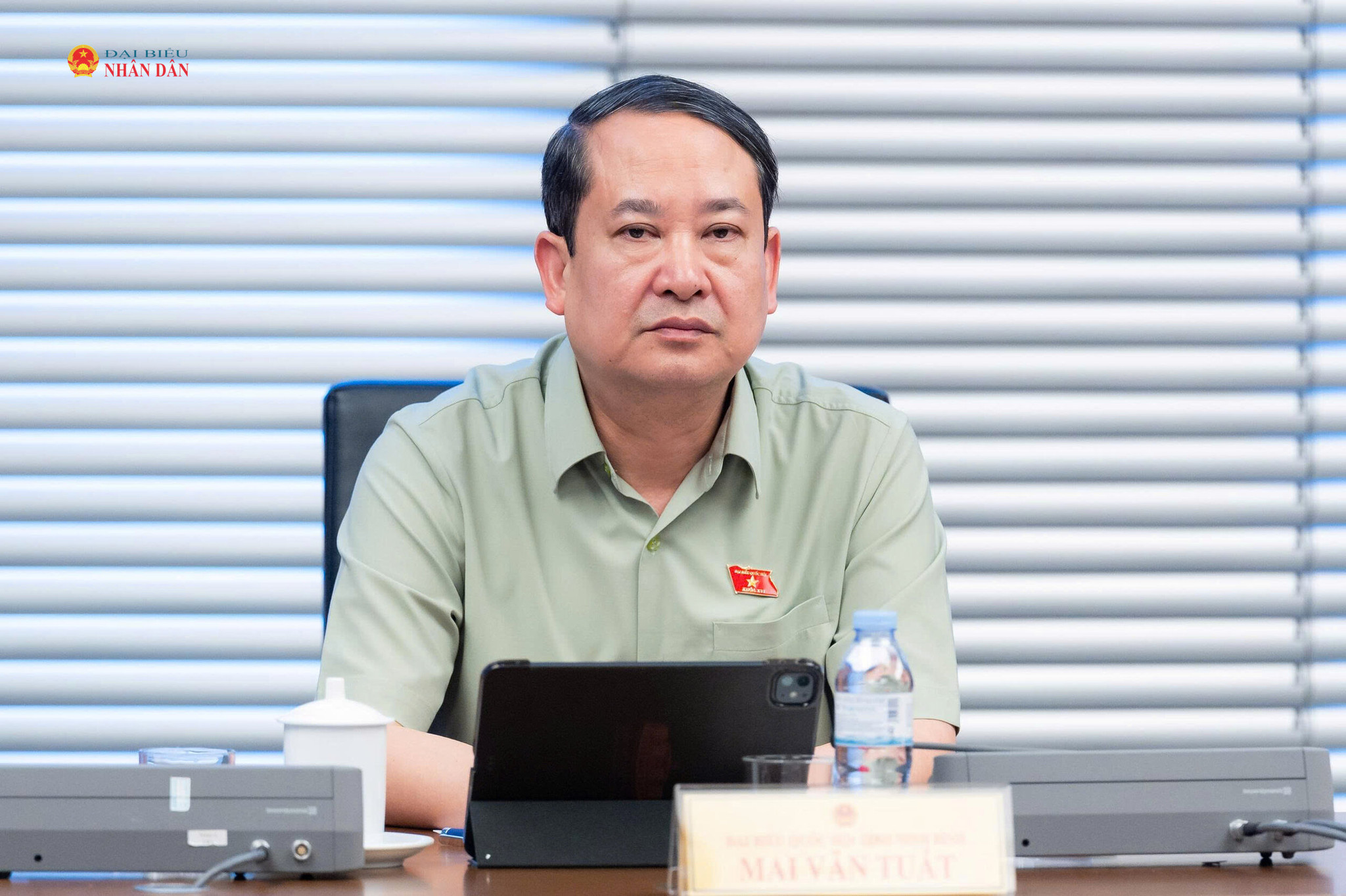 Trưởng Đoàn ĐBQH tỉnh Ninh Bình Mai Văn Tuất điều hành thảo luận Tổ 9. Ảnh: Trọng Hiếu