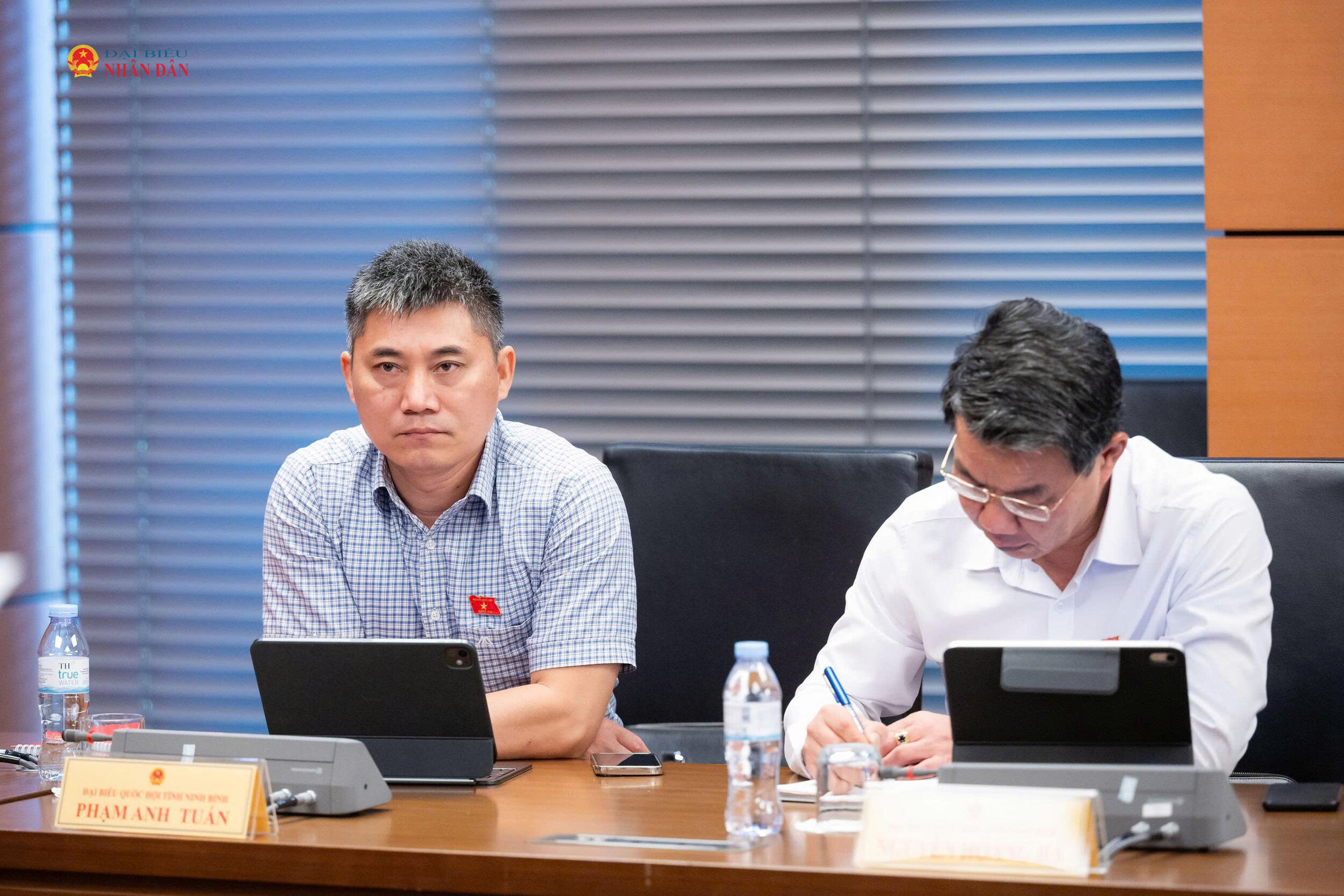 Các đại biểu tham dự thảo luận tại Tổ 9. Ảnh: Trọng Hiếu