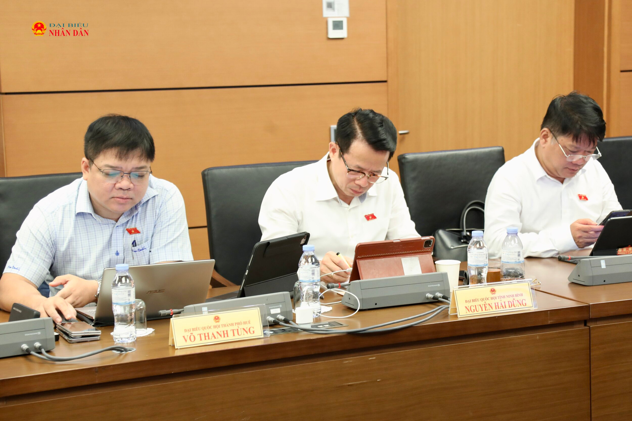 Các đại biểu tham dự thảo luận tại Tổ 9