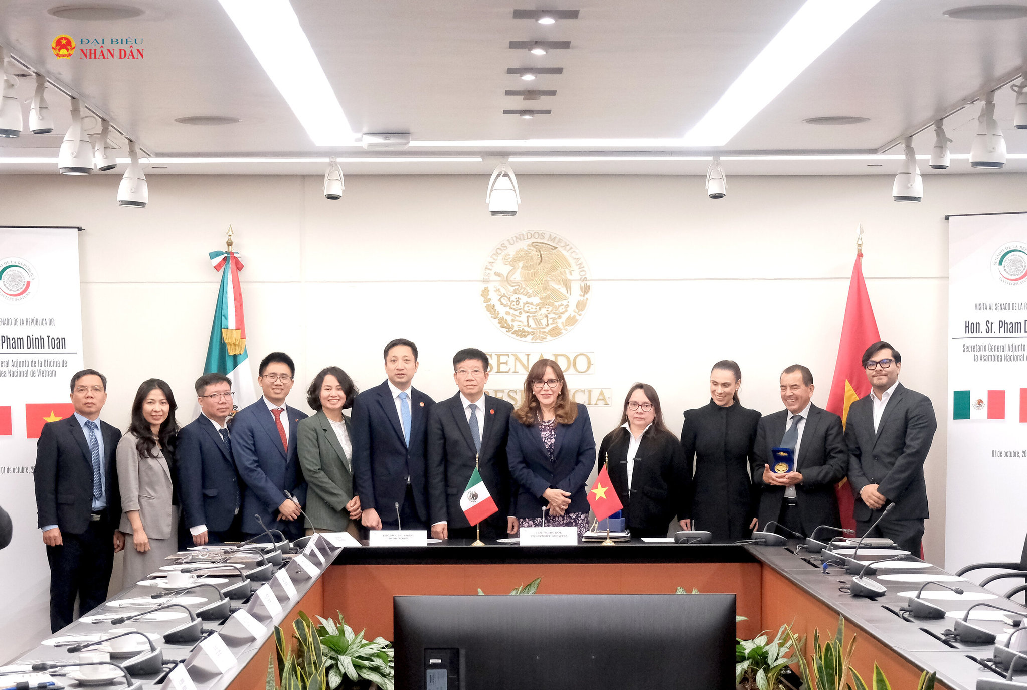 Đoàn đại biểu VPQH Việt Nam với các Thượng nghị sỹ Mexico tại trụ sở Thượng viện