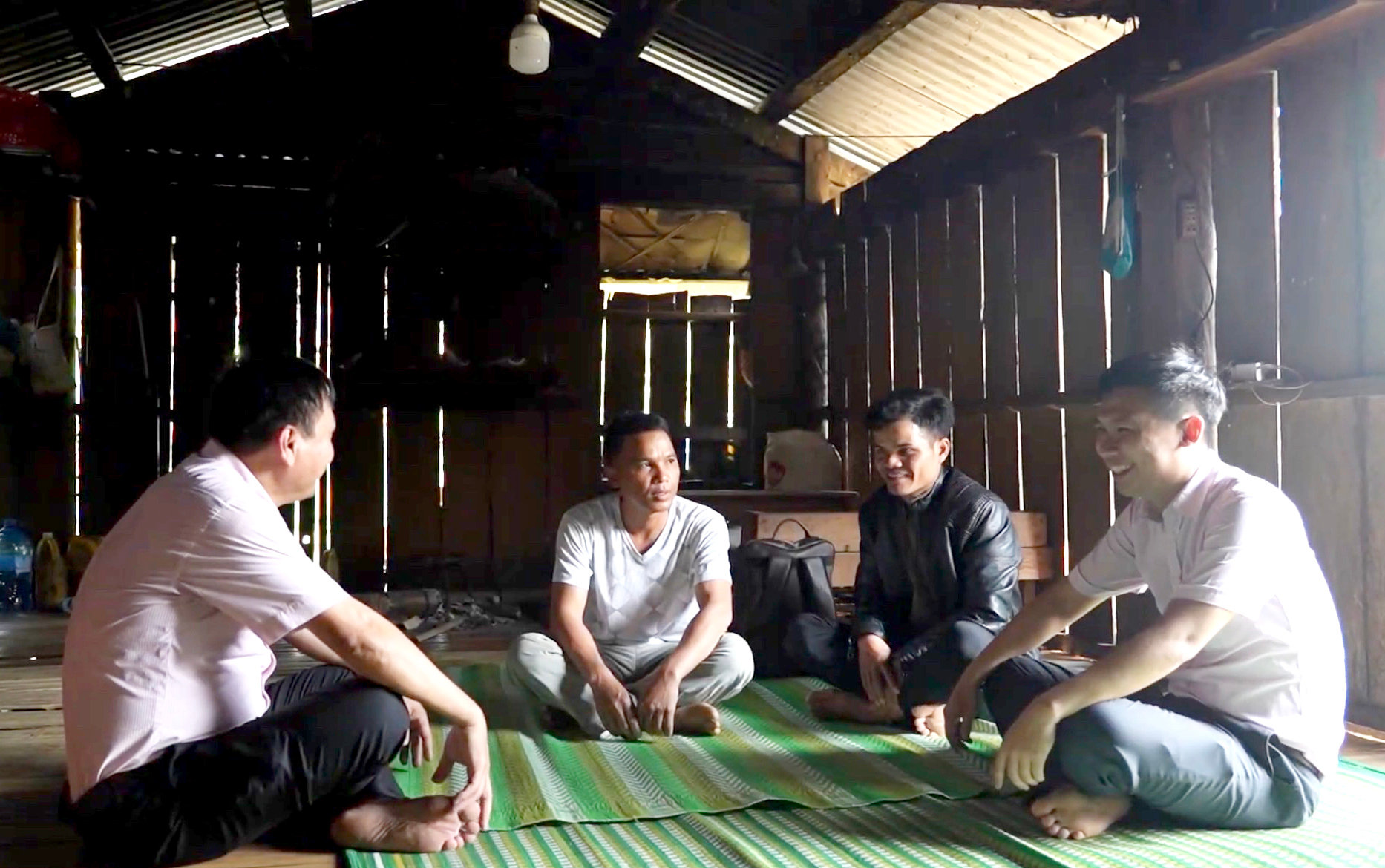 A 3Cán bộ NHCSXH Tra Linh vơi Anh Ho Văn Téo