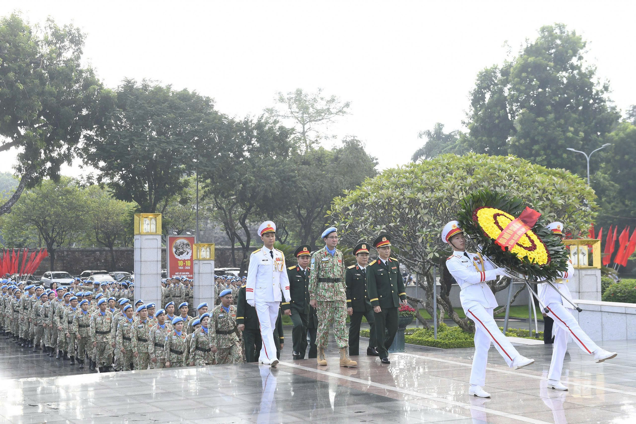 173 cán bộ, chiến sĩ Đội Công binh số 4 hoàn thành nhiệm kỳ gìn giữ hòa bình Liên Hợp Quốc thành kính dâng hương, dâng hoa tại Đài tưởng niệm các Anh hùng liệt sĩ Bắc Sơn