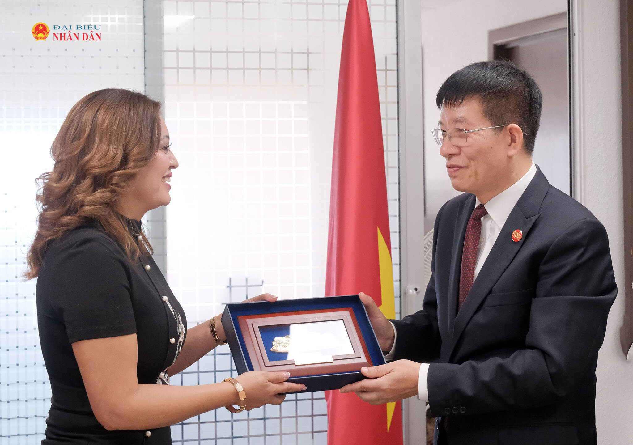 Phó Chủ nhiệm VPQH Việt Nam Phạm Đình Toản tặng quà lưu niệm cho Hạ Nghị sĩ Ana Karina Rojo Pimentel - Chủ tịch Ủy ban Phúc lợi Hạ viện Mexico, kiêm Chủ tịch Nhóm Nghị sĩ hữu nghị Mexico – Việt Nam