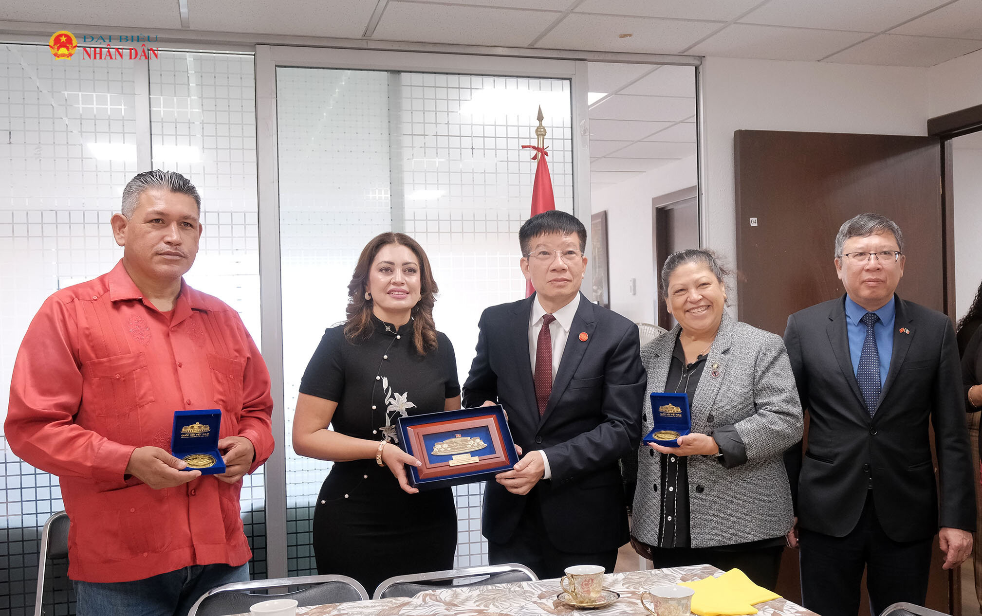 Phó Chủ nhiệm VPQH Việt Nam Phạm Đình Toản tặng quà lưu niệm cho các Nghị sỹ thuộc Nhóm Nghị sĩ hữu nghị Mexico – Việt Nam