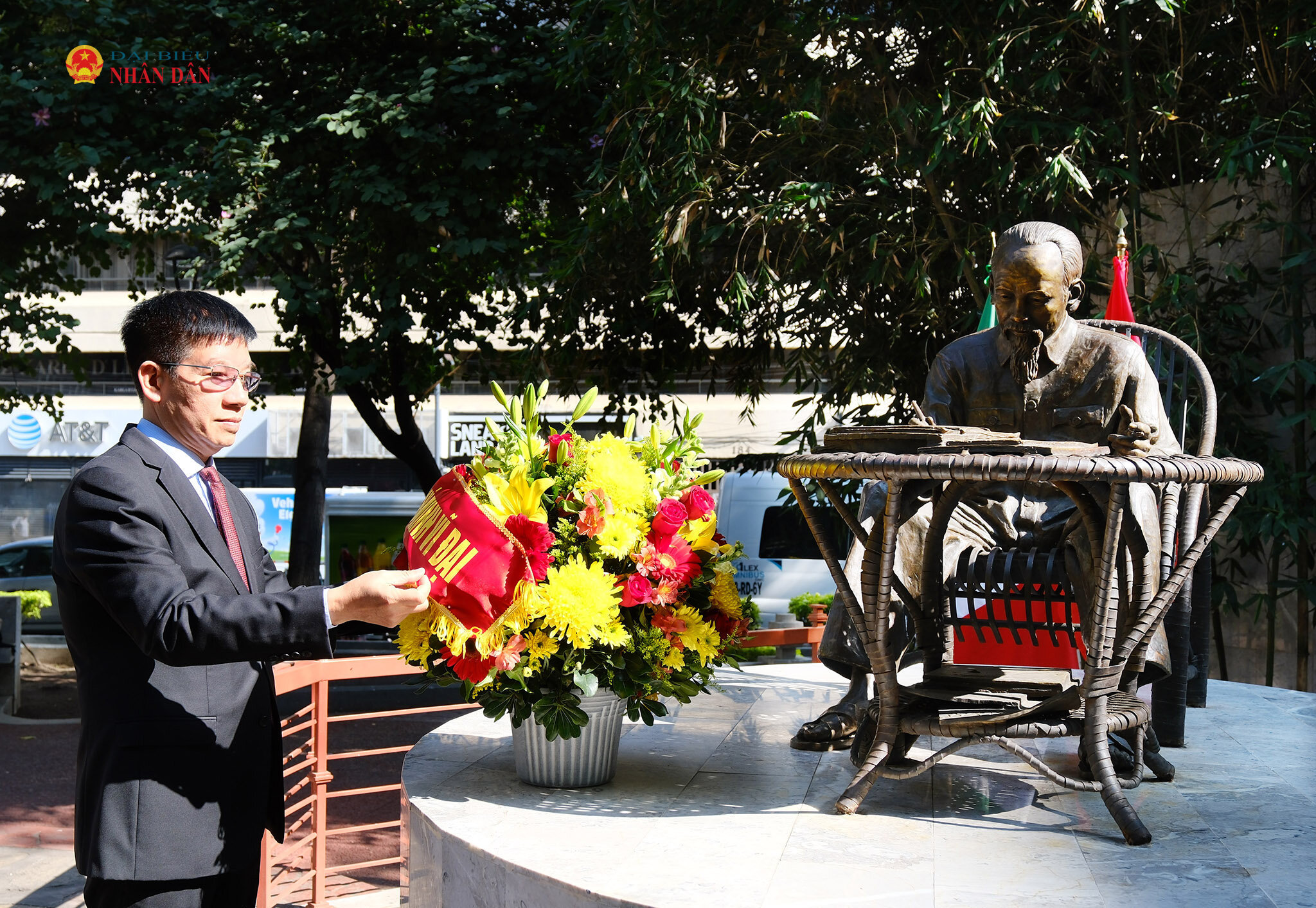 Phó Chủ nhiệm VPQH Phạm Đình Toản dâng hoa tại Tượng đài Chủ tịch Hồ Chí Minh trong Công viên Tự do các dân tộc ở trung tâm thủ đô Mexico City