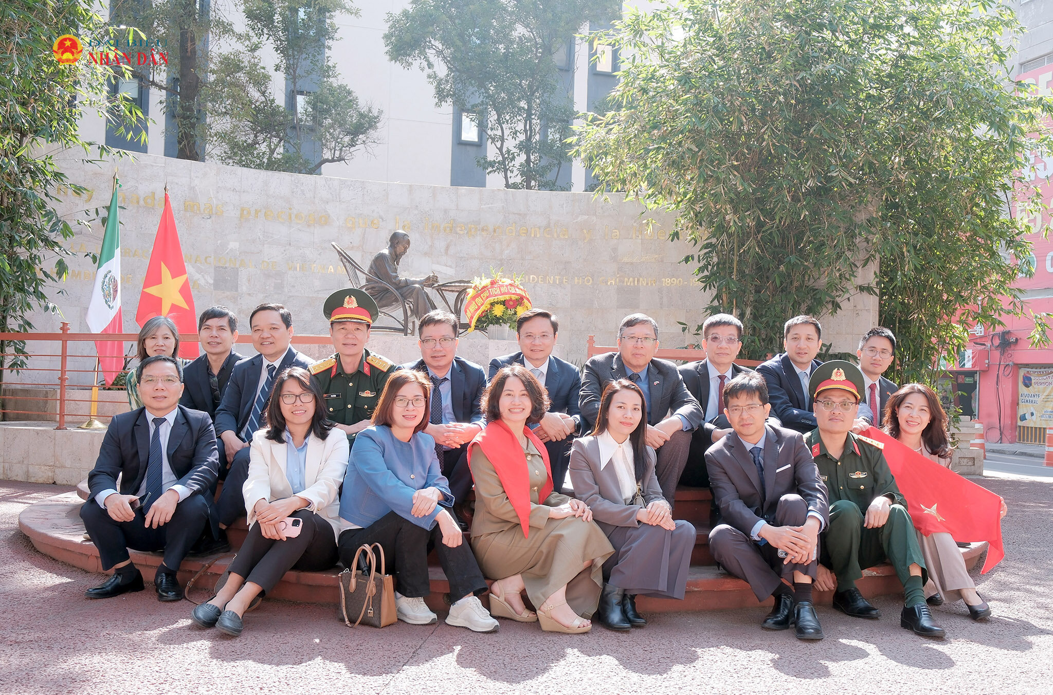Đoàn đại biểu VPQH và Đại sứ quán Việt Nam tại Tượng đài Chủ tịch Hồ Chí Minh trong Công viên Tự do các dân tộc ở trung tâm thủ đô Mexico City