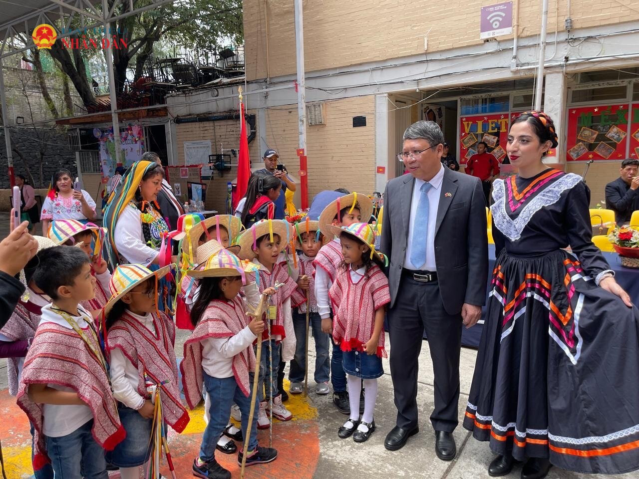 Đại sứ Đặc mệnh toàn quyền Việt Nam tại Mexico Nguyễn Văn Hải với thầy trò trường Tiểu học Cộng hòa Xã hội Chủ nghĩa Việt Nam
