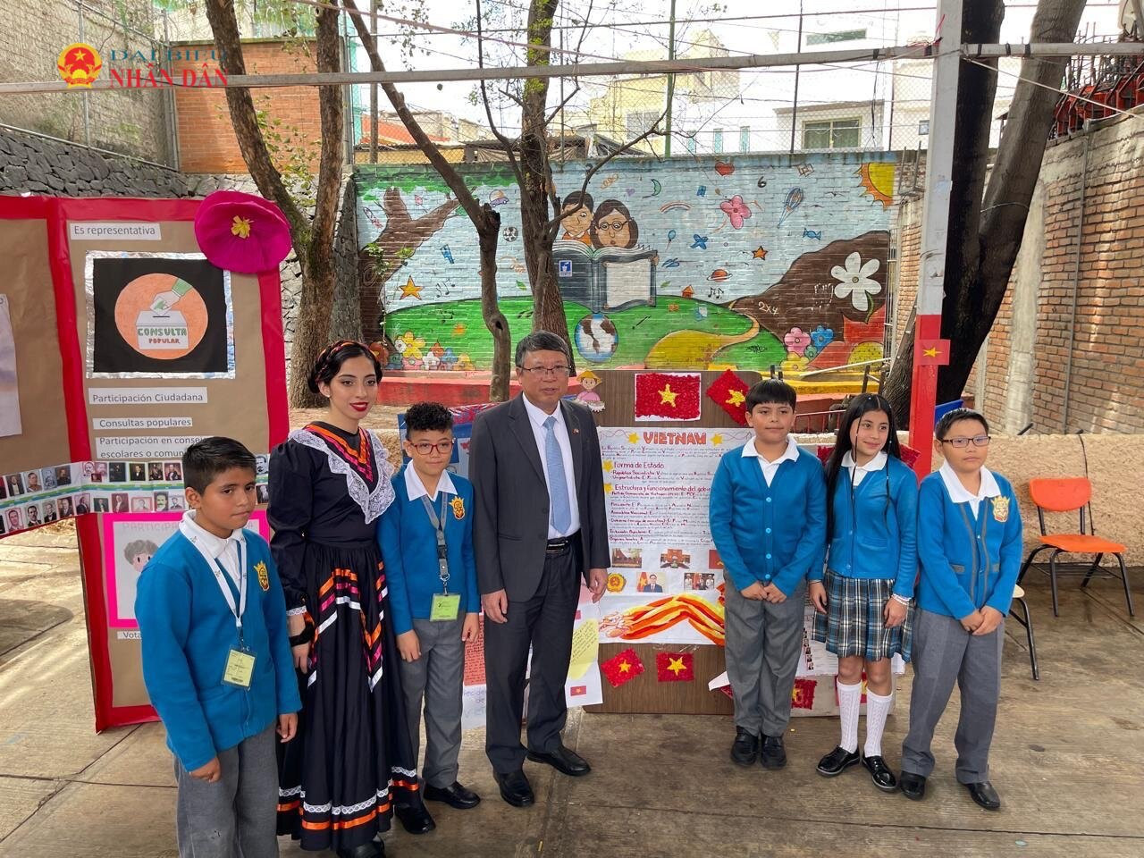 Đại sứ Đặc mệnh toàn quyền Việt Nam tại Mexico Nguyễn Văn Hải với thầy trò trường Tiểu học Cộng hòa Xã hội Chủ nghĩa Việt Nam