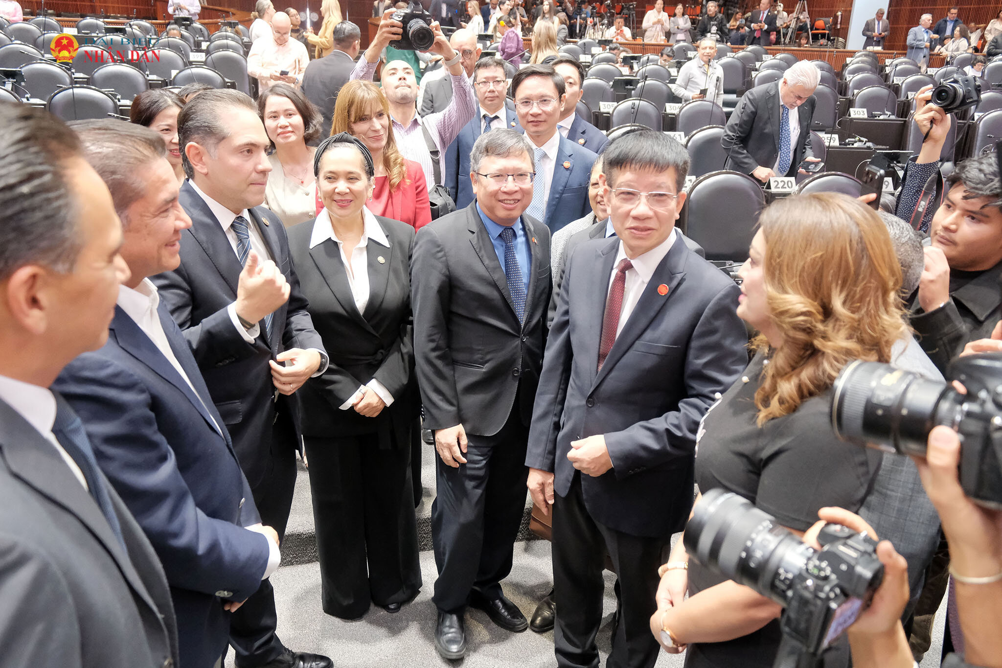 Phó Chủ nhiệm VPQH Phạm Đình Toản với các Thượng nghị sỹ Mexico tại Thượng viện