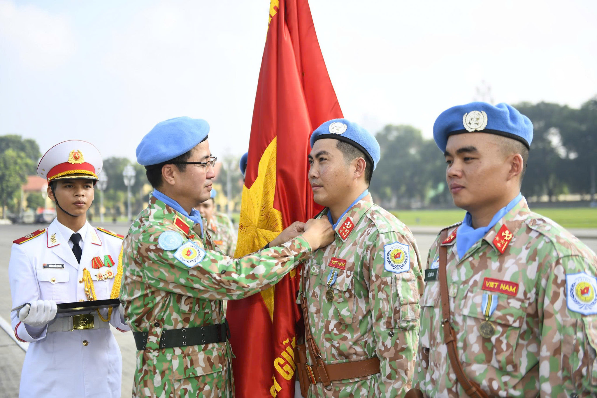 Trao Huy hiệu Bác Hồ cho chiến sĩ lực lượng gìn giữ hòa bình đã hoàn thành nhiệm vụ