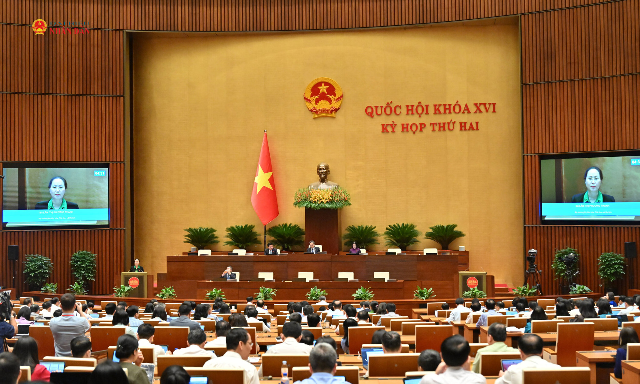 Bộ trưởng Bộ Văn hóa, Thể thao và Du lịch Lâm Thị Phương Thanh trình bày Tờ trình về dự án Luật sửa đổi, bổ sung một số điều của Luật Thể dục, thể thao, Luật Du lịch, Luật Thư viện, Luật Điện ảnh, Luật Di sản văn hóa, Luật Quảng cáo, Luật Báo chí