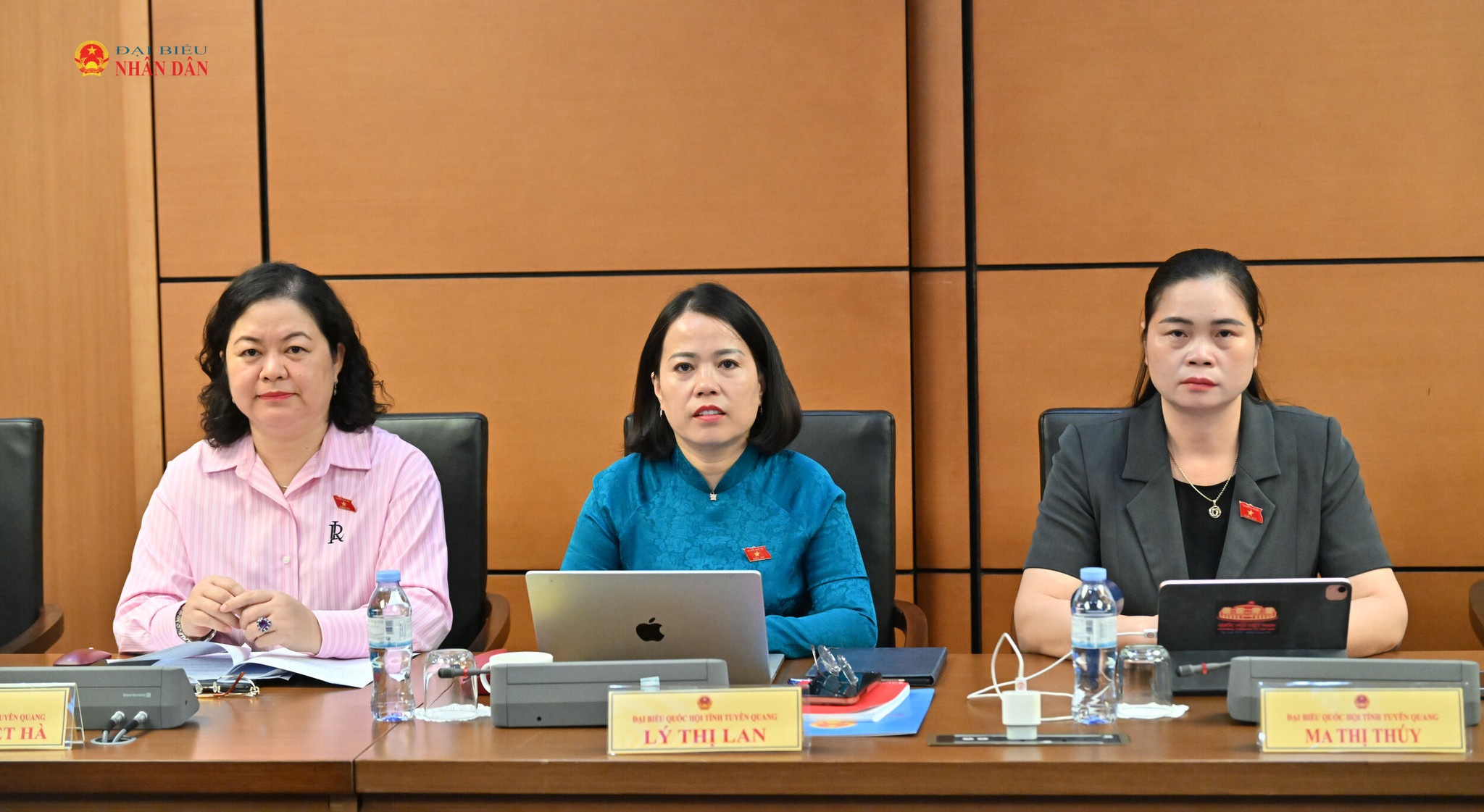 Các đại biểu Đoàn ĐBQH tỉnh Tuyên Quang tham gia phiên thảo luận ở Tổ 14 sáng 20.10.