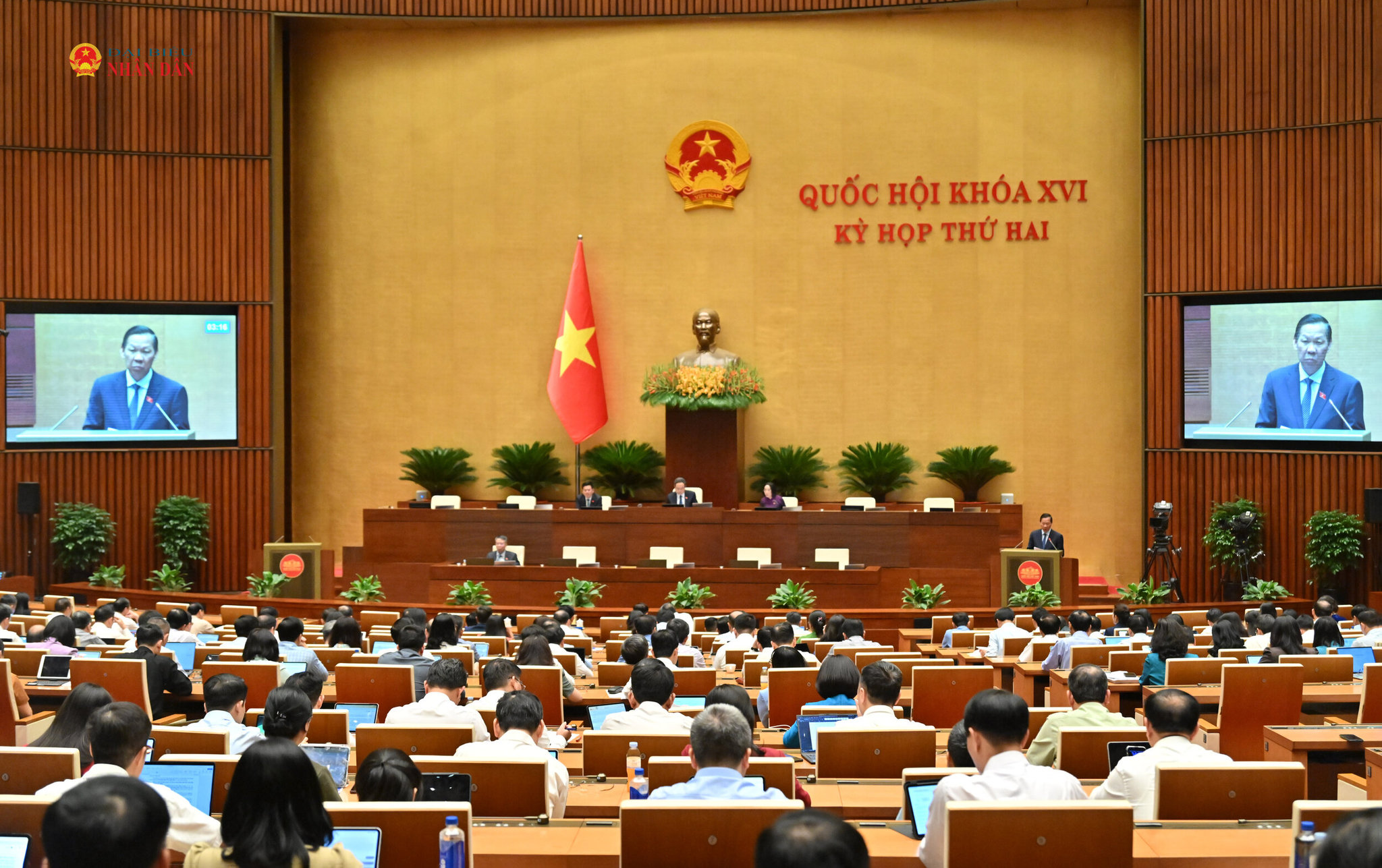 Chủ nhiệm Ủy ban Kinh tế và Tài chính Phan Văn Mãi trình bày Báo cáo thẩm tra về dự án Luật sửa đổi, bổ sung một số điều của Luật Thương mại, Luật Cạnh tranh, Luật Quản lý ngoại thương, Luật Bảo vệ quyền lợi người tiêu dùng
