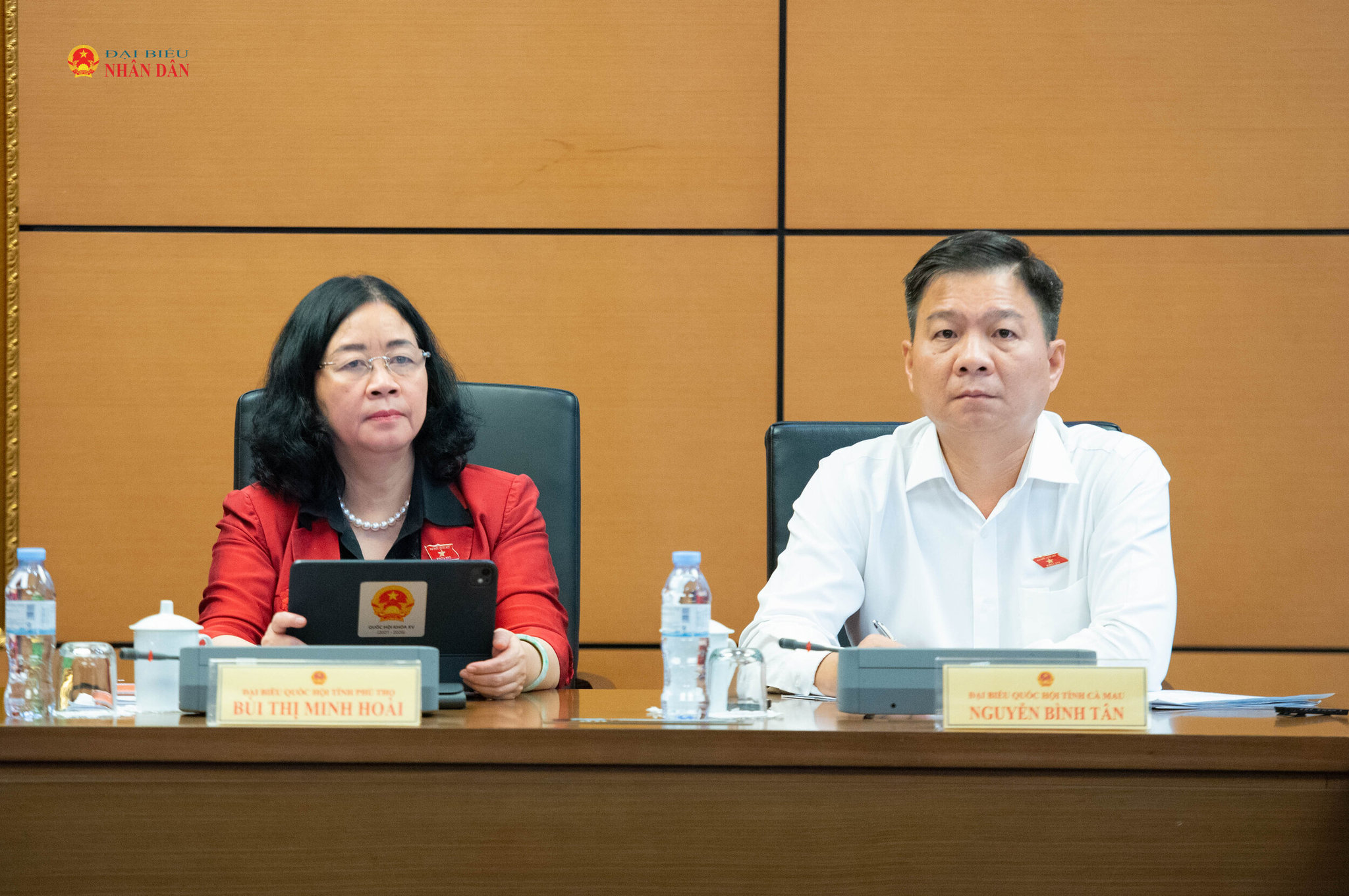 Chủ tịch UBMTTQ Việt Nam Bùi Thị Minh Hoài và Phó Trưởng đoàn chuyên trách tỉnh Cà Mau ĐBQH Nguyễn Bình Tân tham dự phiên thảo luận Tổ. Ảnh Xuân Quý