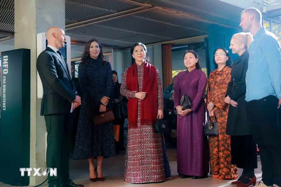 Bà Ngô Phương Ly, Phu nhân Tổng Bí thư, Chủ tịch nước và Hoàng hậu Mary nghe giới thiệu về thư viện BIBLIOTEKET Rentemestervej