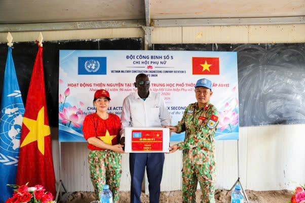 Thiếu tá Nguyễn Văn Linh, Chính trị viên Đội Công binh số 5, và Thượng tá QNCN Nguyễn Thị Hiền, Chi hội trưởng Chi hội Phụ nữ Đội Công binh số 5, trao quà tặng nhà trường