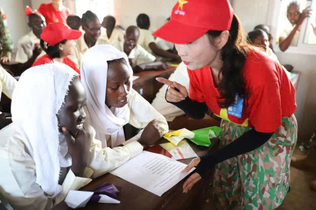 Các hội viên Chi hội Phụ nữ Đội Công binh số 5 hướng dẫn học sinh Abyei hát bài “Như có Bác Hồ trong ngày vui đại thắng”
