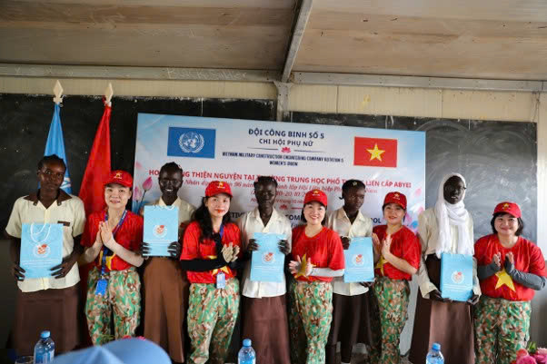 Chi hội Phụ nữ Đội Công binh số 5 trao quà tặng các em học sinh tiêu biểu Trường Trung học phổ thông liên cấp Abyei