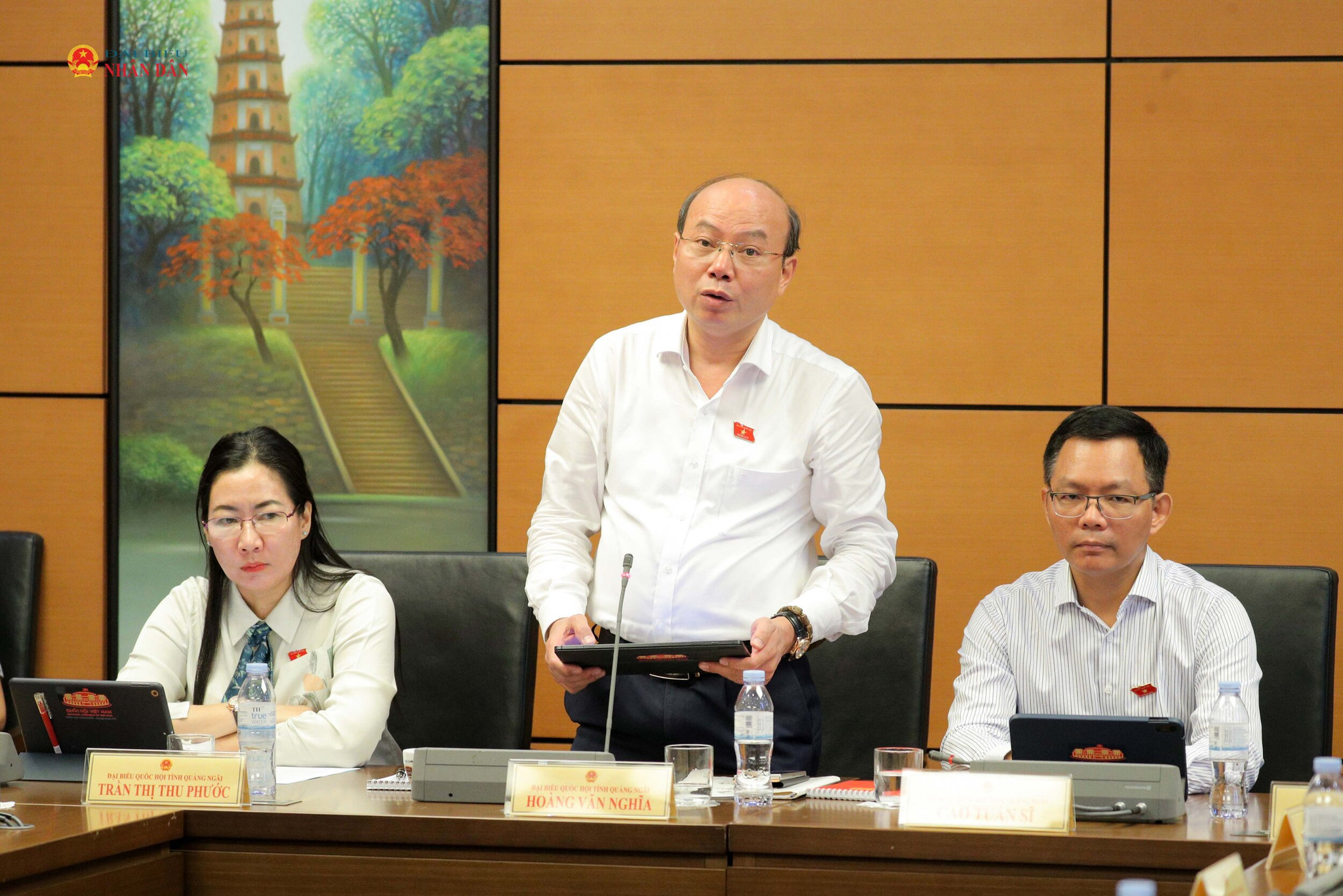 ĐBQH Hoàng Văn Nghĩa (Quảng Ngãi) phát biểu. Ảnh Hồ Long