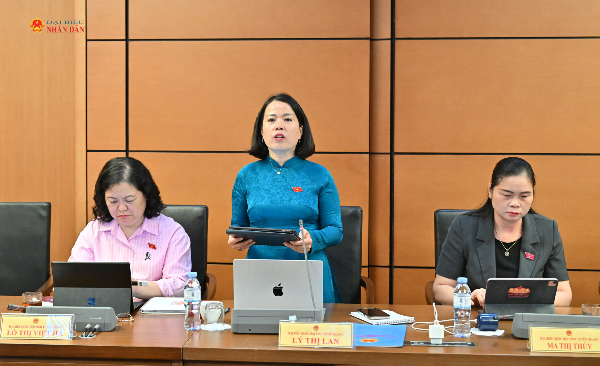 ĐBQH Lý Thị Lan (Tuyên Quang) phát biểu.