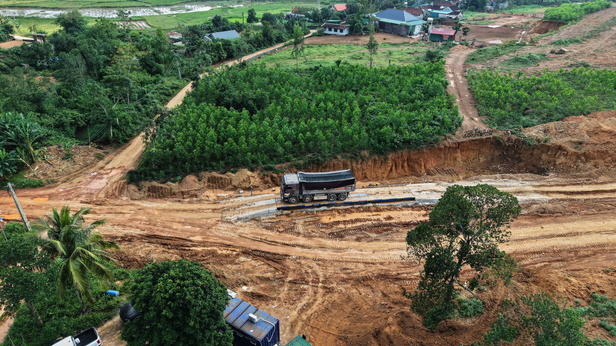 Trong quá trình thi công, việc bảo đảm an toàn được nhà thầu đặt lên hàng đầu.