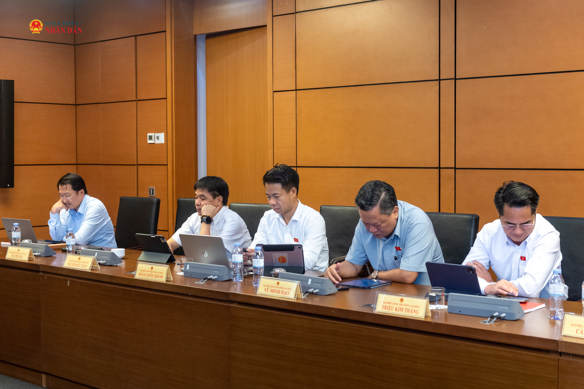 Các ĐBQH tỉnh Lai Châu tham dự phiên thảo luận tổ. Ảnh: Mạnh Hưng
