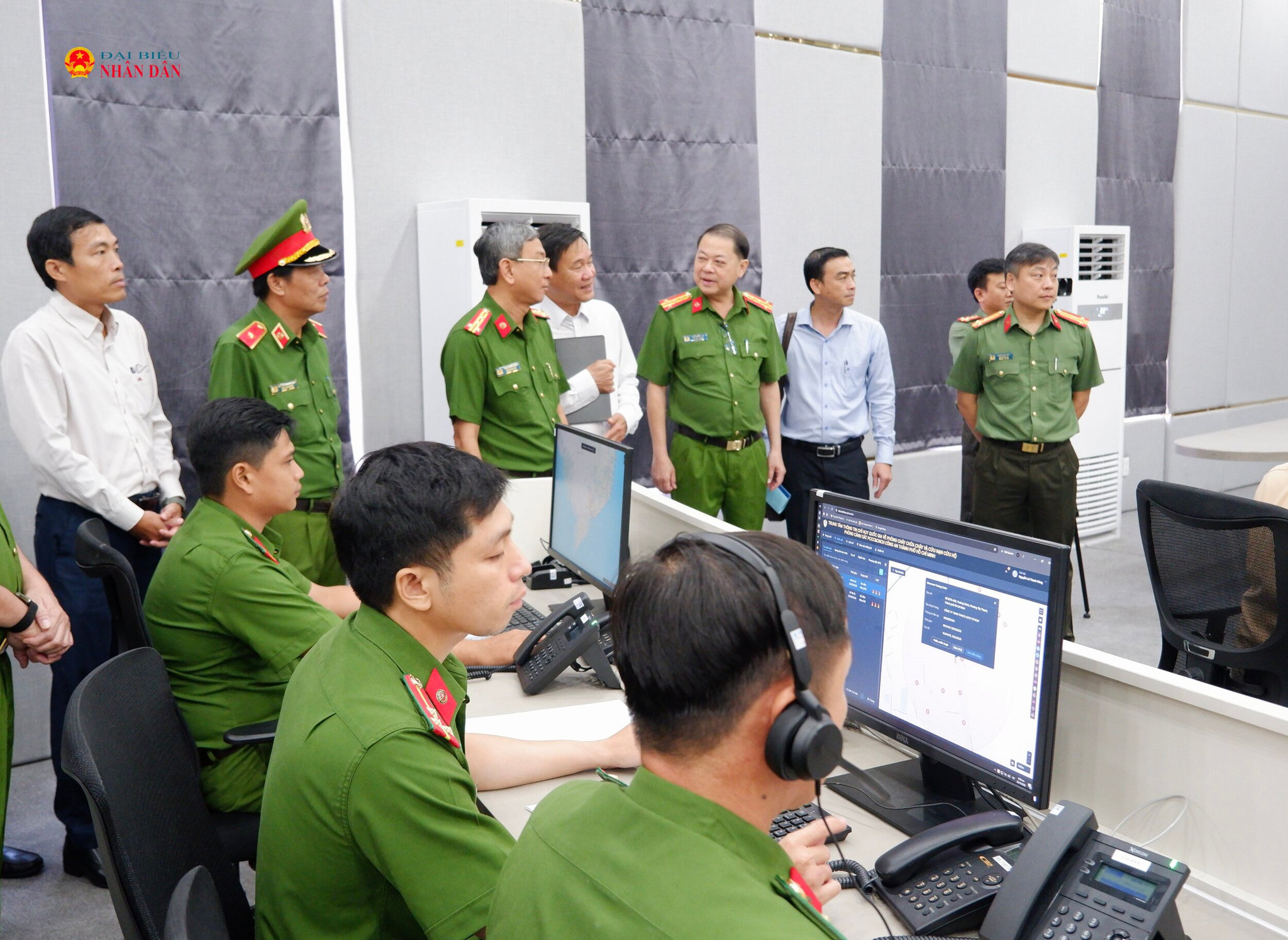Các đại biểu tham quan, theo dõi trình diễn quy trình tiếp nhận, xử lý tin báo khẩn cấp tại Trung tâm Thông tin Chỉ huy Công an TP. Hồ Chí Minh