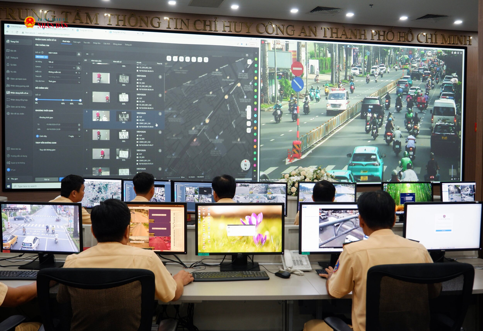 Các đại biểu tham quan, theo dõi trình diễn quy trình tiếp nhận, xử lý tin báo khẩn cấp tại Trung tâm Thông tin Chỉ huy Công an TP. Hồ Chí Minh