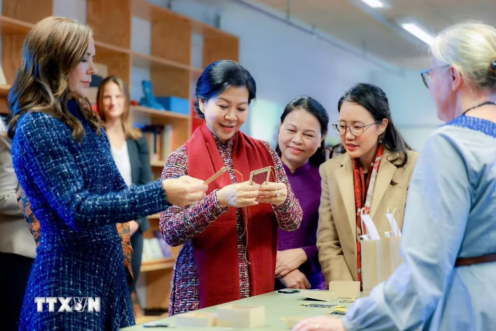 Bà Ngô Phương Ly, Phu nhân Tổng Bí thư, Chủ tịch nước và Hoàng hậu Mary tham quan BIBLIOTEKET Rentemestervej, một thư viện kiêm trung tâm văn hóa cộng đồng ở thủ đô Copenhagen