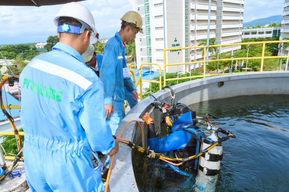 Các thí sinh của nghề thi Lặn thi công